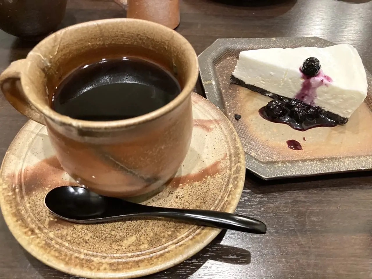 前回来店時に注文した備前ブレンドのコーヒーと北海道産生クリームチーズを使用したレアチーズケーキ