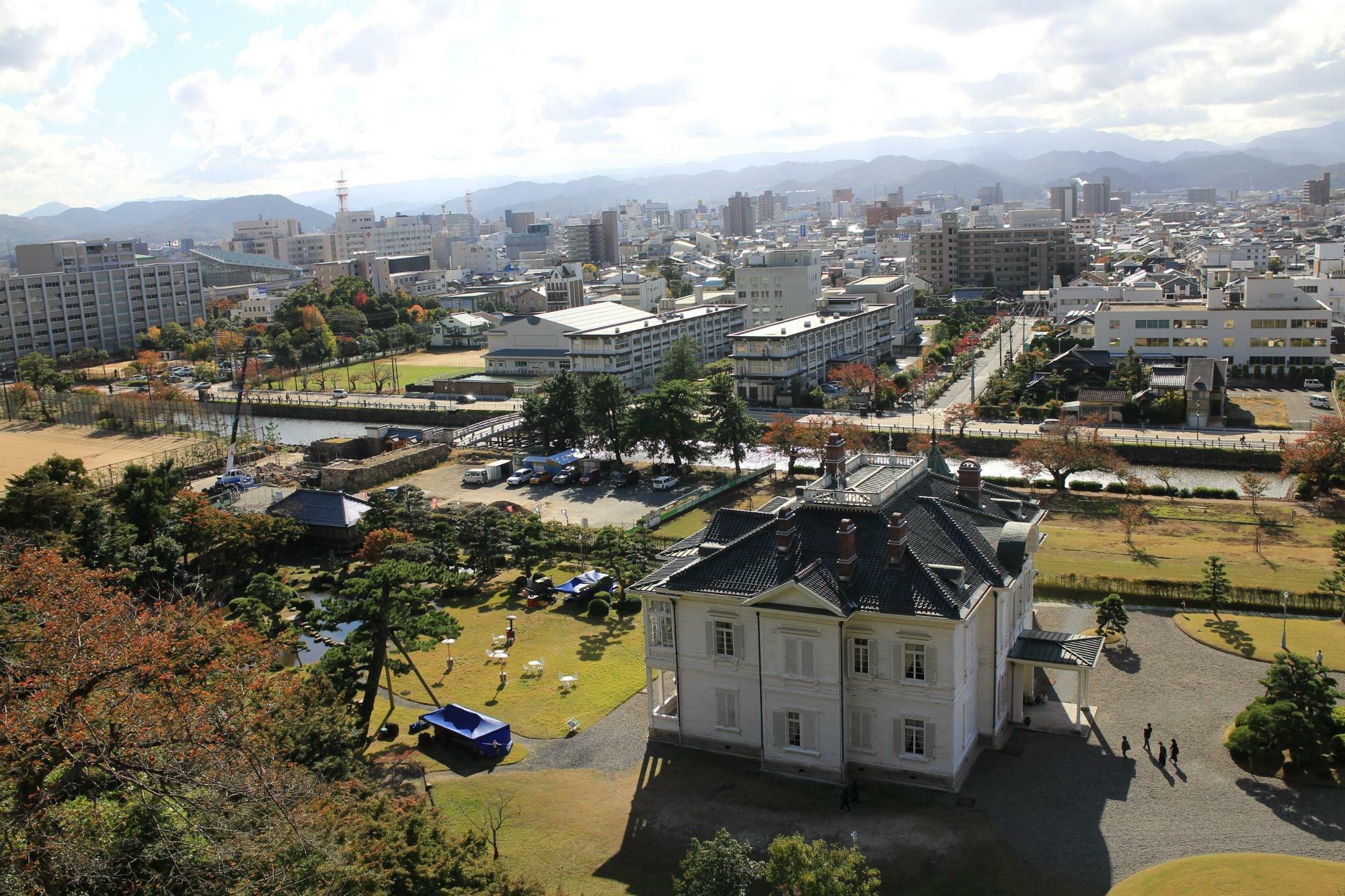 鳥取市街地を仁風閣・紅葉と共に　時期が合えばとてもきれいに映る