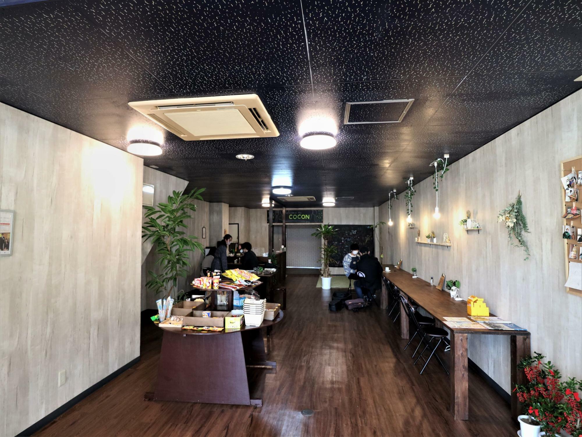 国道53号若桜街道沿いの商店街に店を構える”COCON”　小さなカフェのような内装をコンセプトに