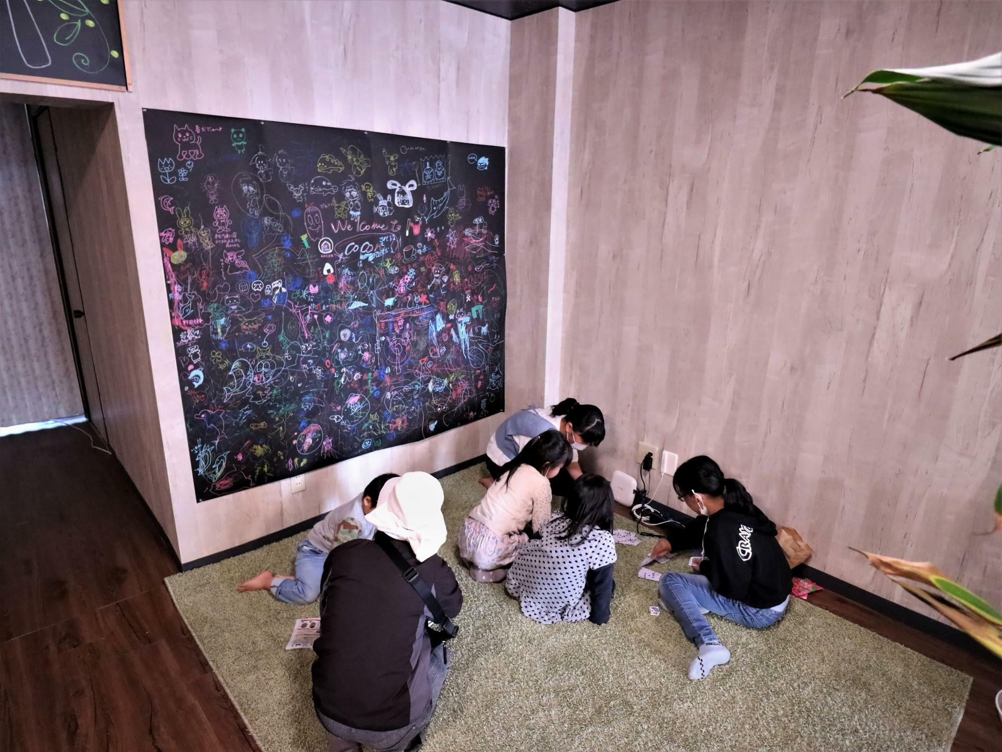 COCONの一角に設置されたスペース　壁には落書きできる画用紙もあり、子供たちが遊べるように(筆者撮影)
