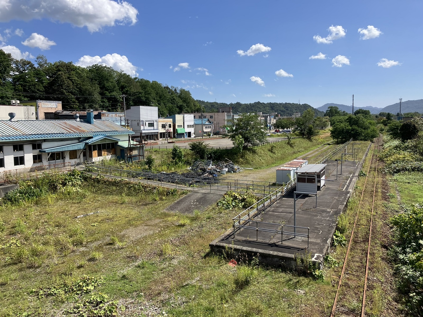 清水沢駅構内の様子。左側の駅舎横に三菱大夕張鉄道の旅客ホームがあった（筆者撮影）