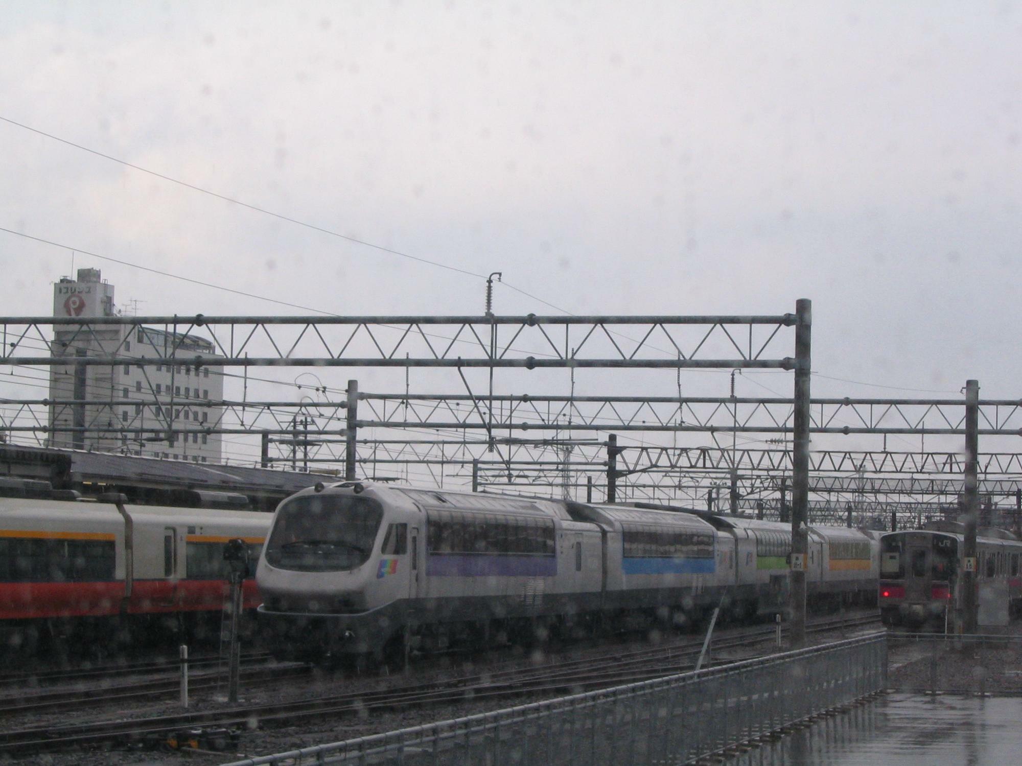 2010年4月29日、弘前駅側線に待機する「ノースレインボー」（筆者撮影）