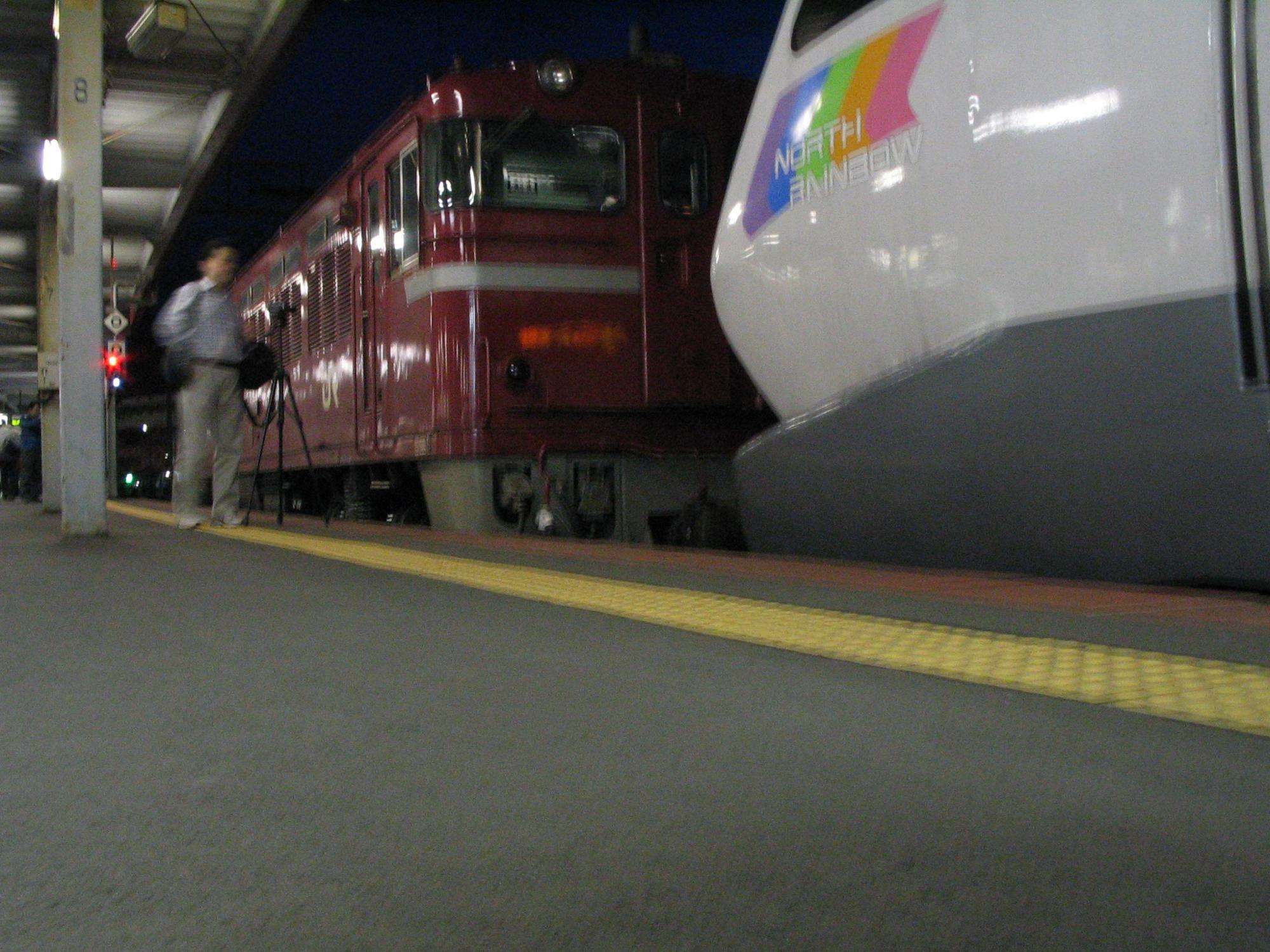 函館駅到着後、すぐに電気機関車が切り離された（筆者撮影）