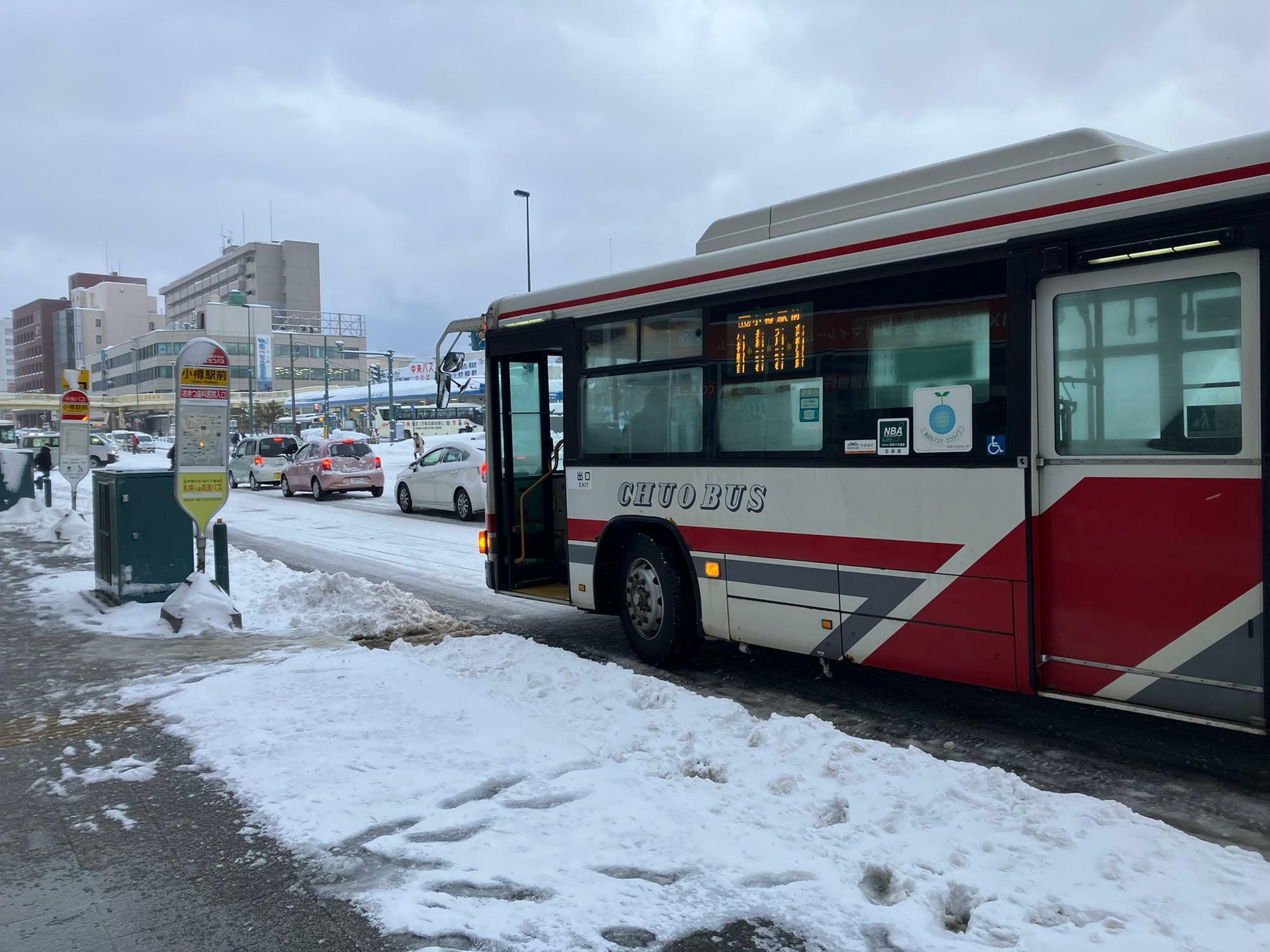 余市駅前十字街から50分かけて小樽駅前に到着したバス（筆者撮影）