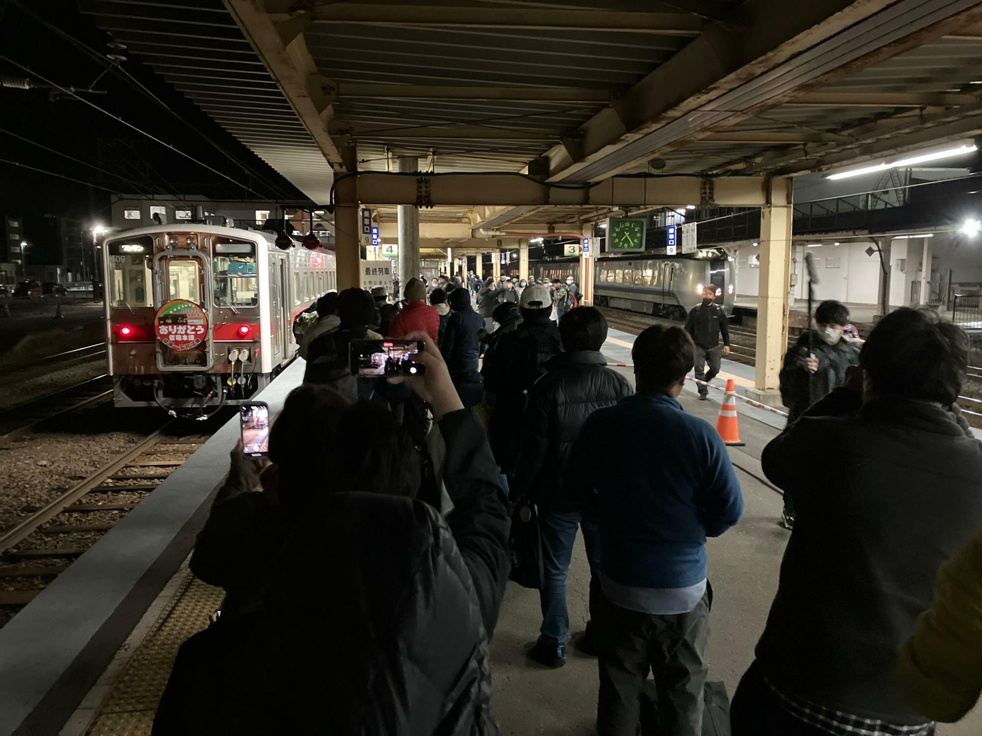 深川駅6番のりばに入線した最終列車（筆者撮影）