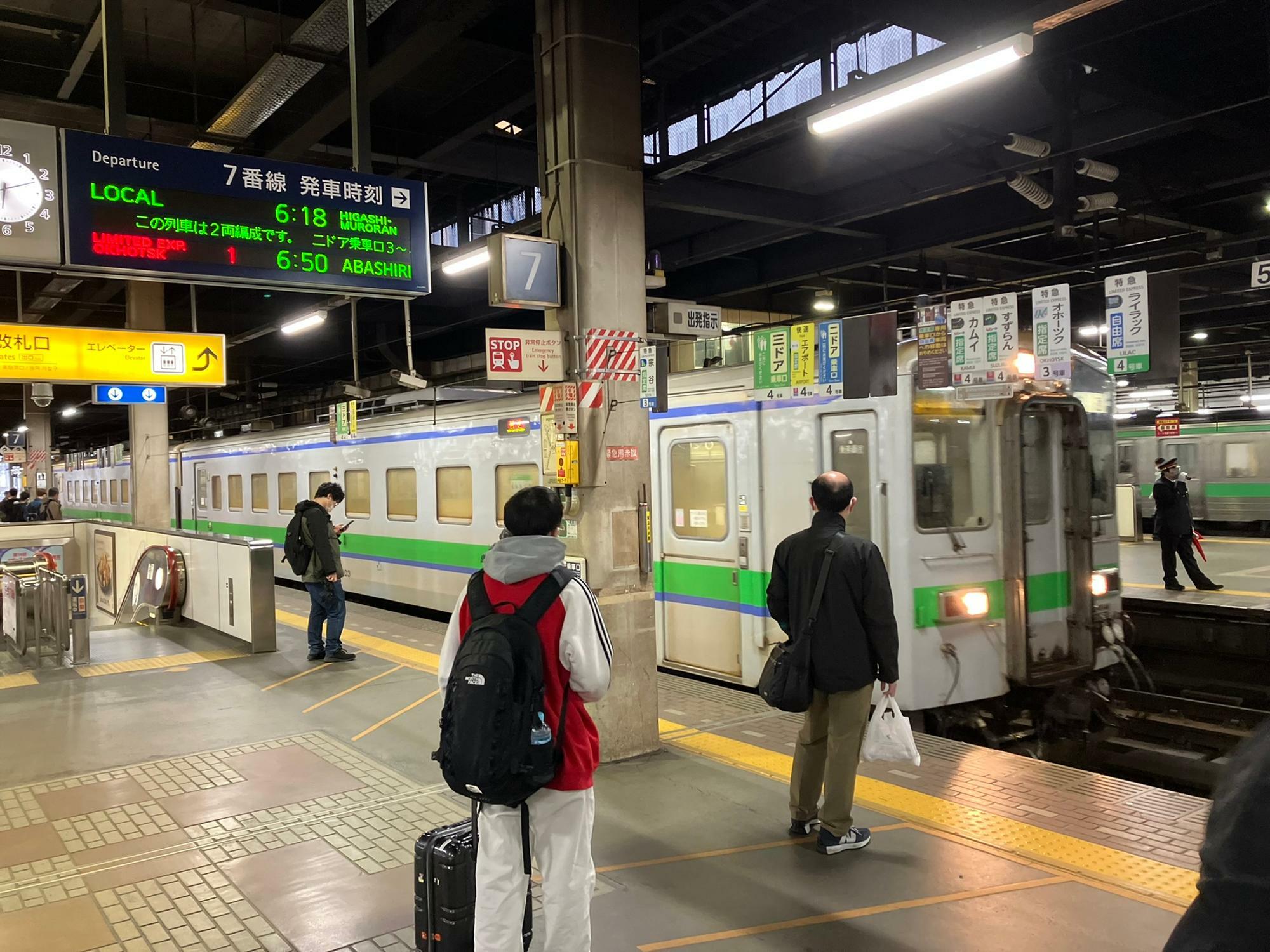 札幌駅7番線に入線するキハ143形東室蘭行（筆者撮影）