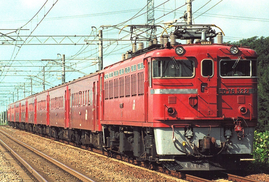 ED76形電気機関車に牽引され札幌近郊で活躍した51系客車（写真：spaceaero2 https://commons.wikimedia.org/w/index.php?curid=4743969）