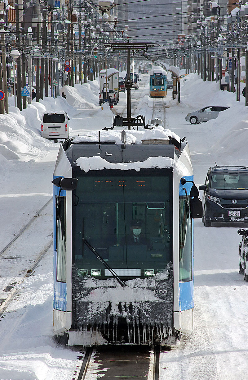 冬の札幌市電。路肩には雪がたまることから連接方式の自動運転バスの安定走行には不安が残る（写真：早川淳一）
