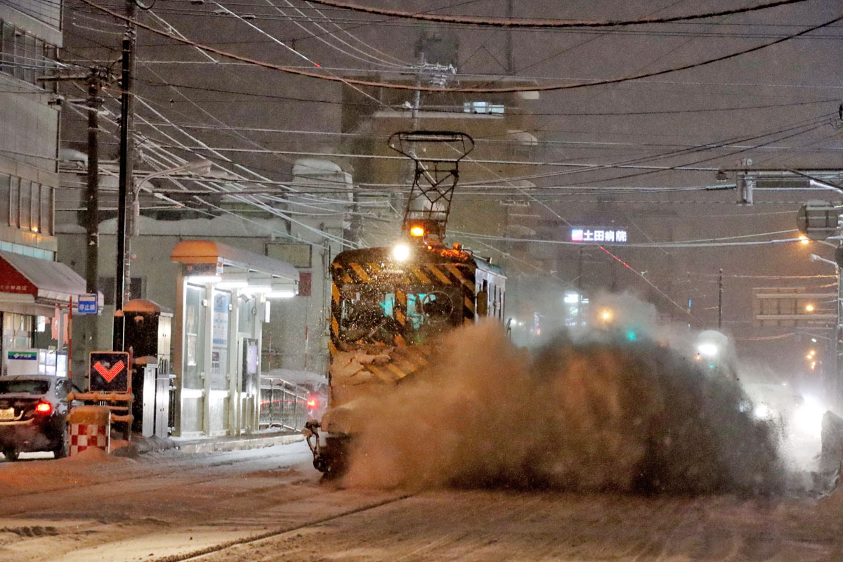 降雪時に活躍するササラ電車は札幌の風物詩（写真：早川淳一）