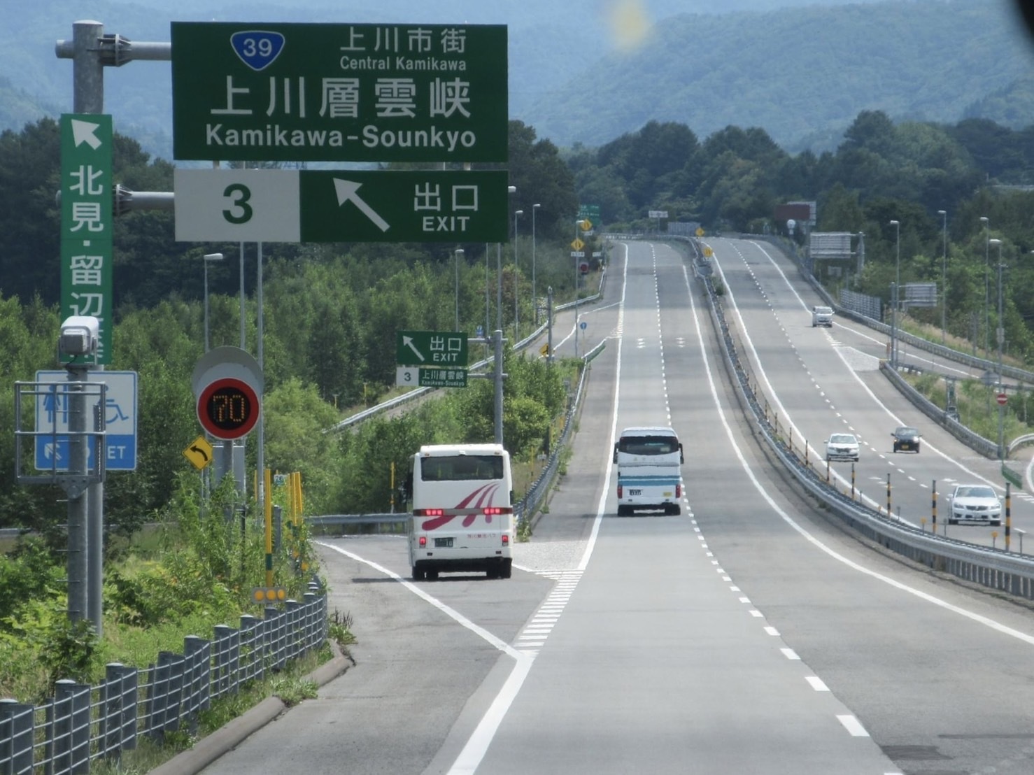 隊列走行する代行バス。主要駅停車便は上川層雲峡インターで一般道へ（写真：武田泉）