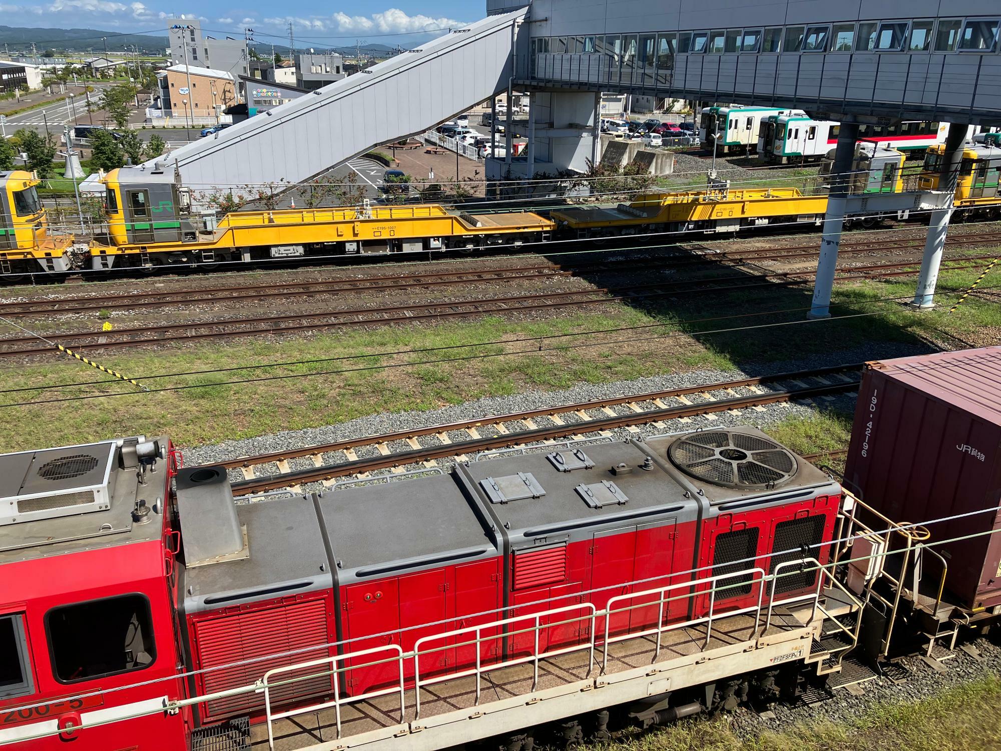 小牛田駅では石巻貨物にDD200形ディーゼル機関車の連結作業中だった（筆者撮影）