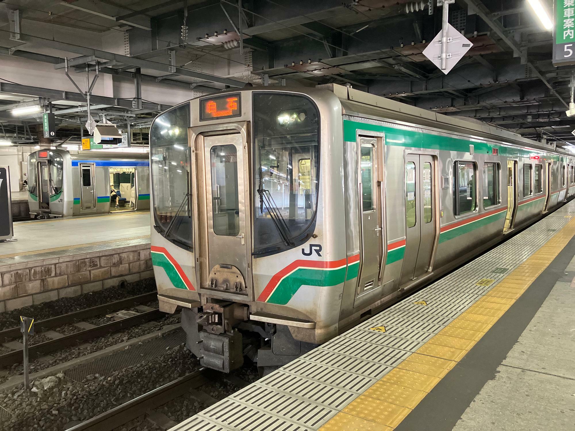 仙台空港アクセス線仕様と並ぶE721系（筆者撮影）