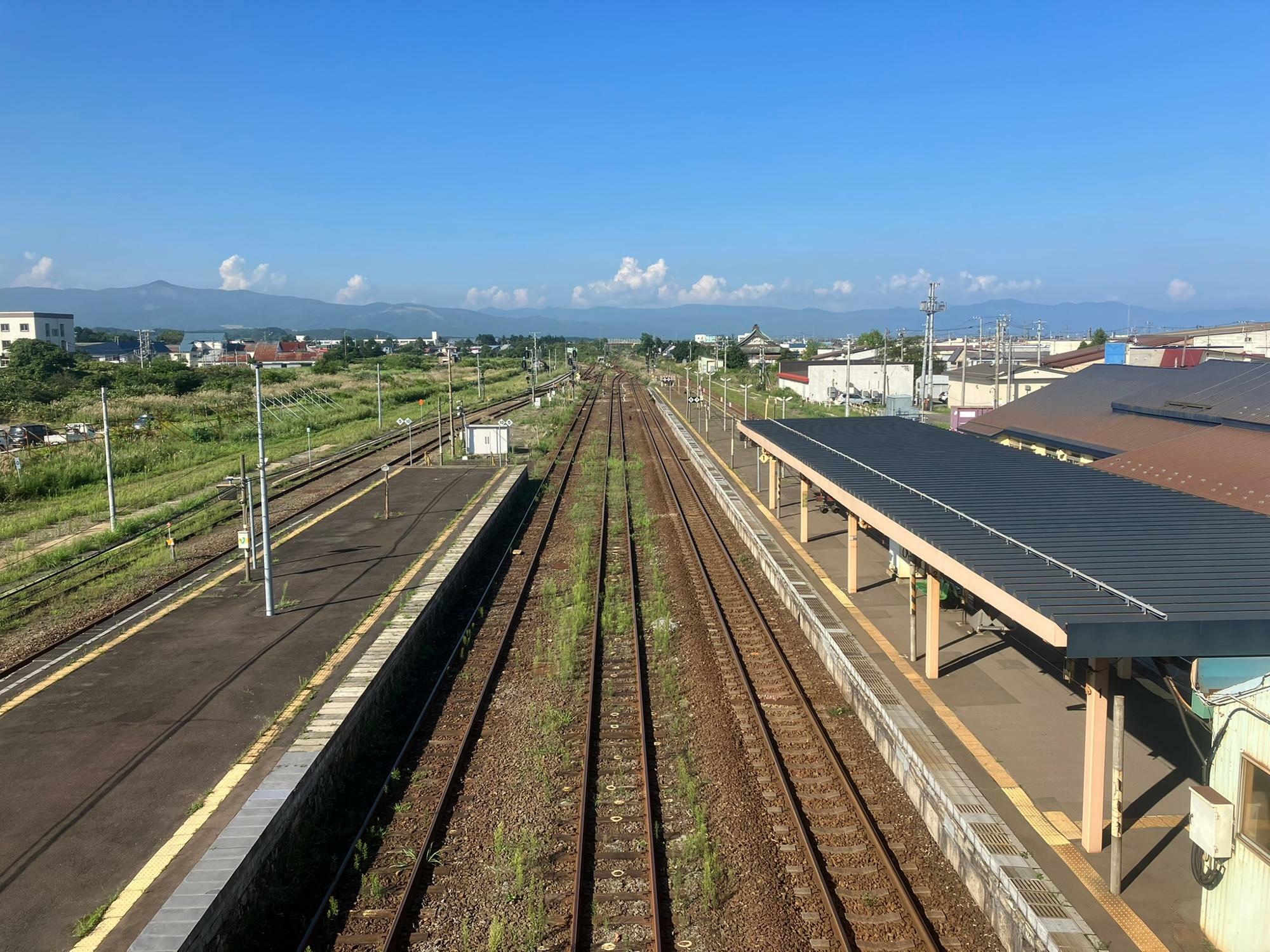 長万部駅構内、札幌方面の線路の様子。左に分岐するのが函館本線（山線）、直進するのが室蘭本線だ（筆者撮影）