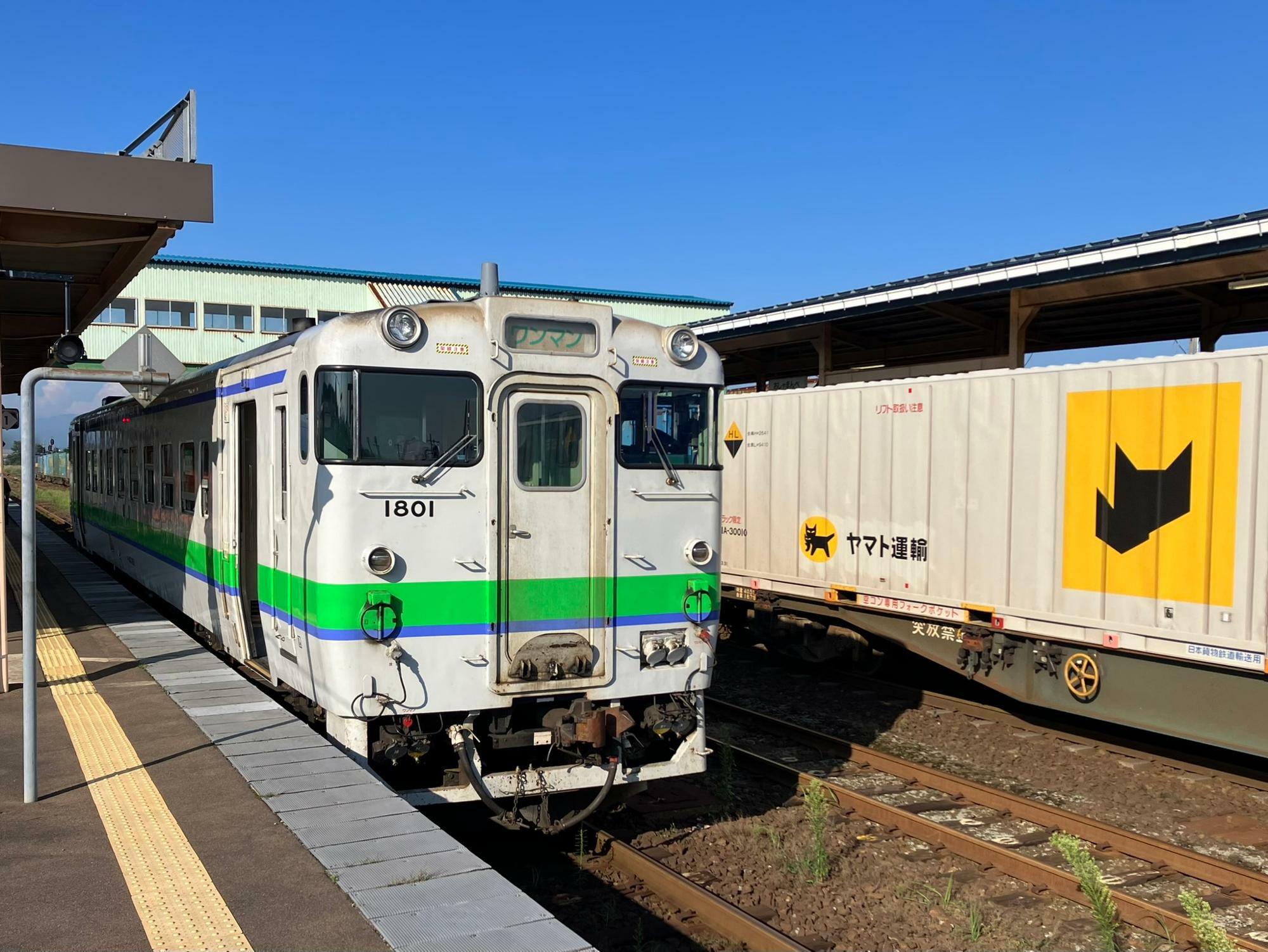 「ワンマン」の種別表示のみで行先がどこにも書かれていない函館行のキハ40形普通列車（筆者撮影）
