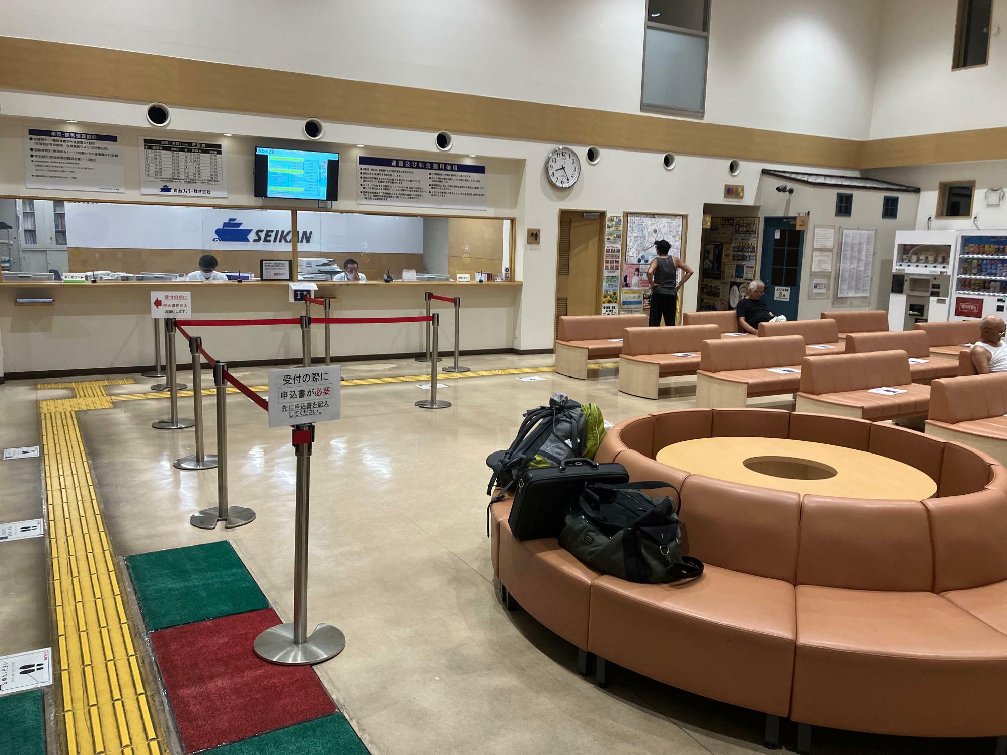 青函フェリーの函館ターミナル待合室（筆者撮影）