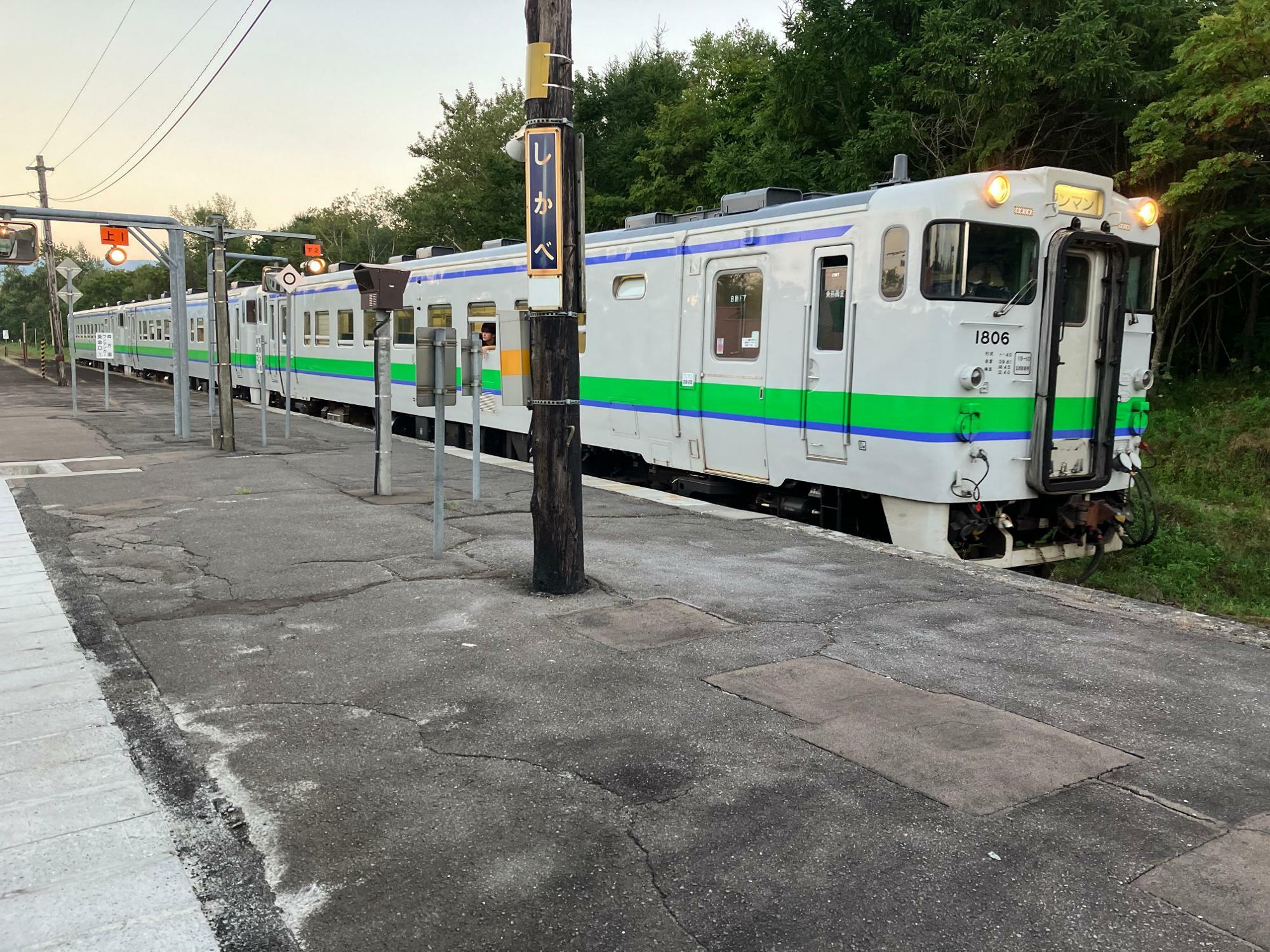 鹿部駅では3両編成の普通列車と離合した（筆者撮影）