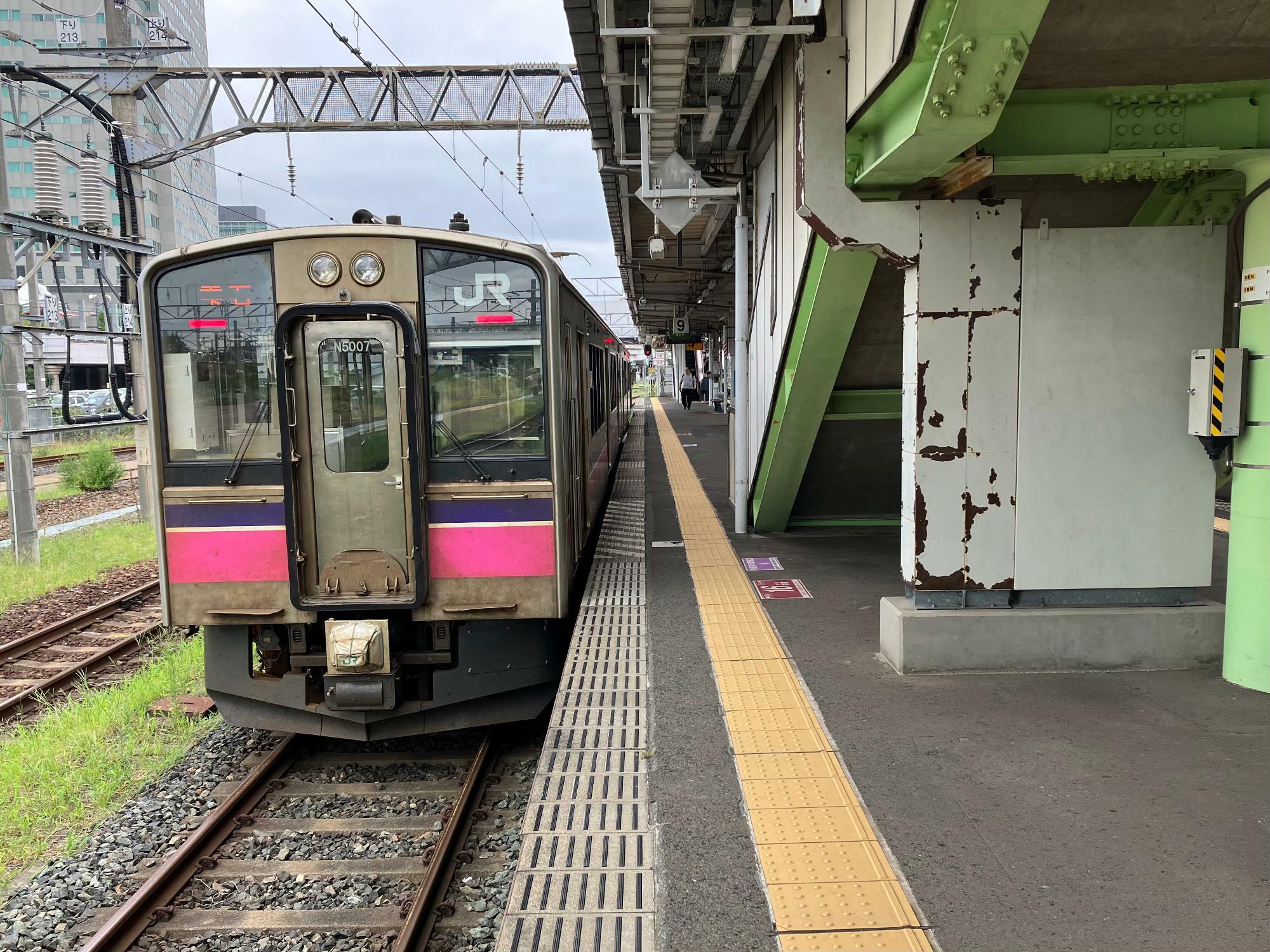 田沢湖線は新幹線と同じ線路幅のため通常の在来線よりも線路が広い（筆者撮影）