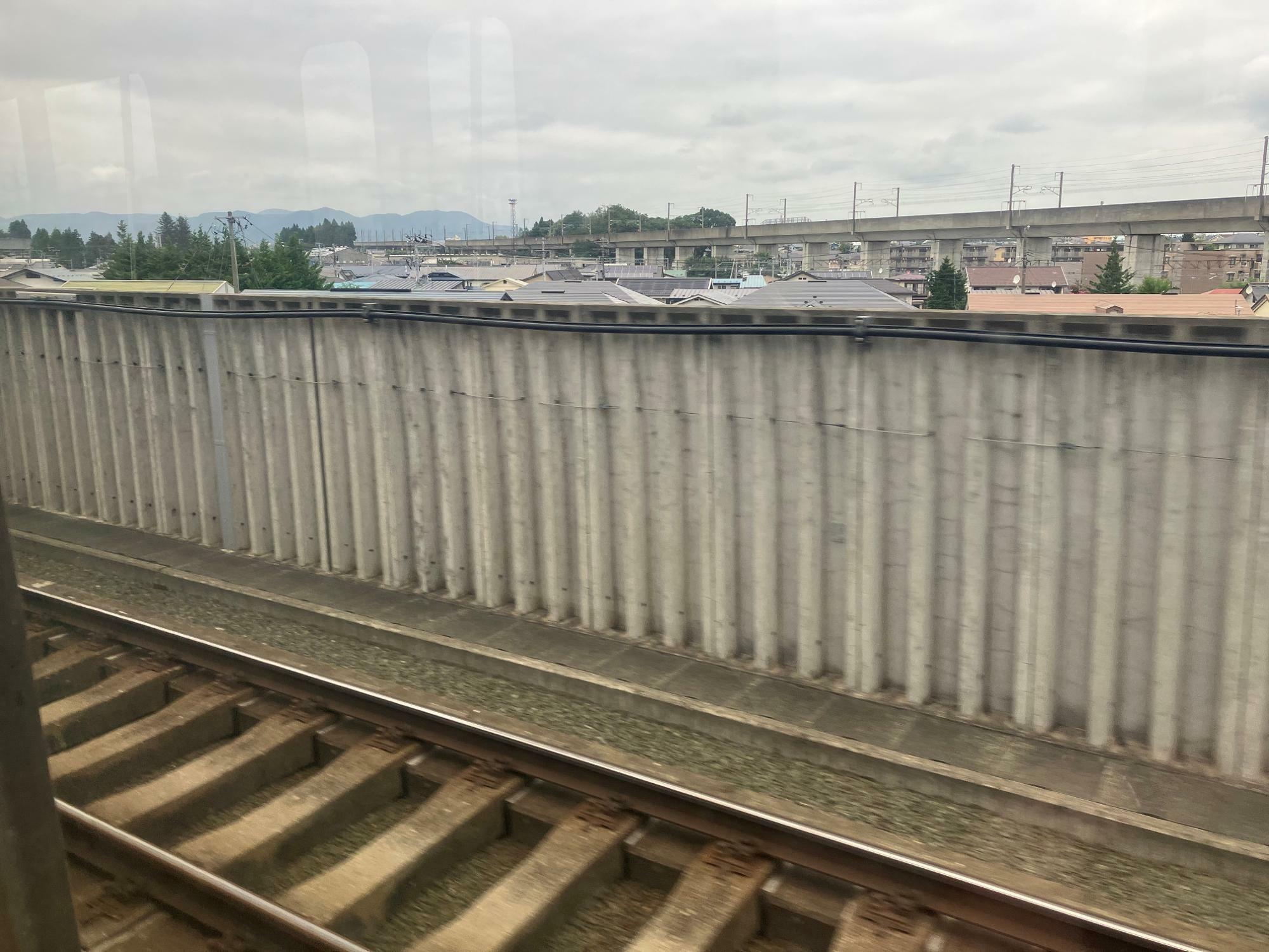 手前に見える線路は奥に見える東北新幹線の高架橋から分岐してきたものだ（筆者撮影）