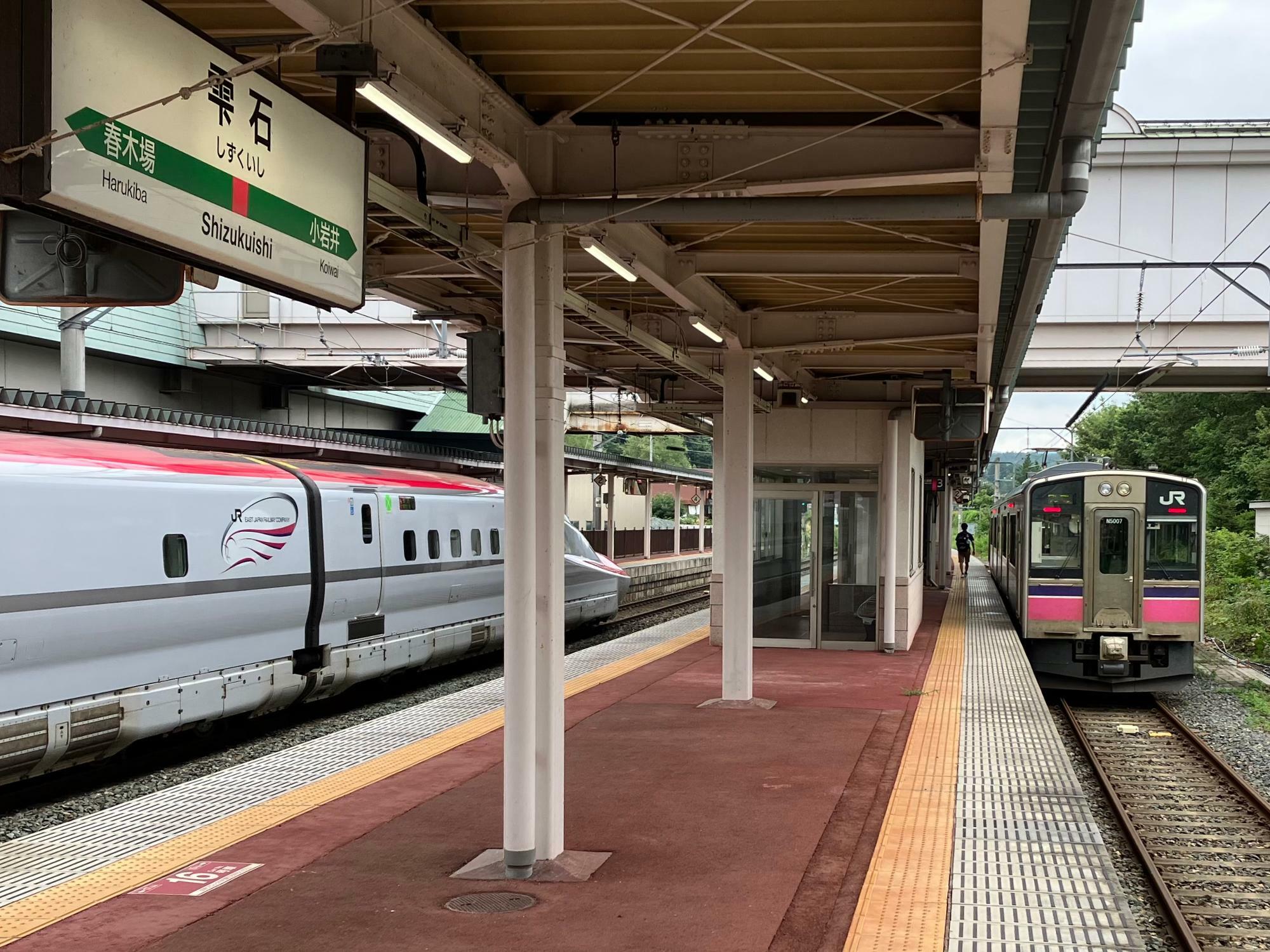 新幹線と普通列車が同一ホームで見られるのが秋田新幹線の特徴だ（筆者撮影）