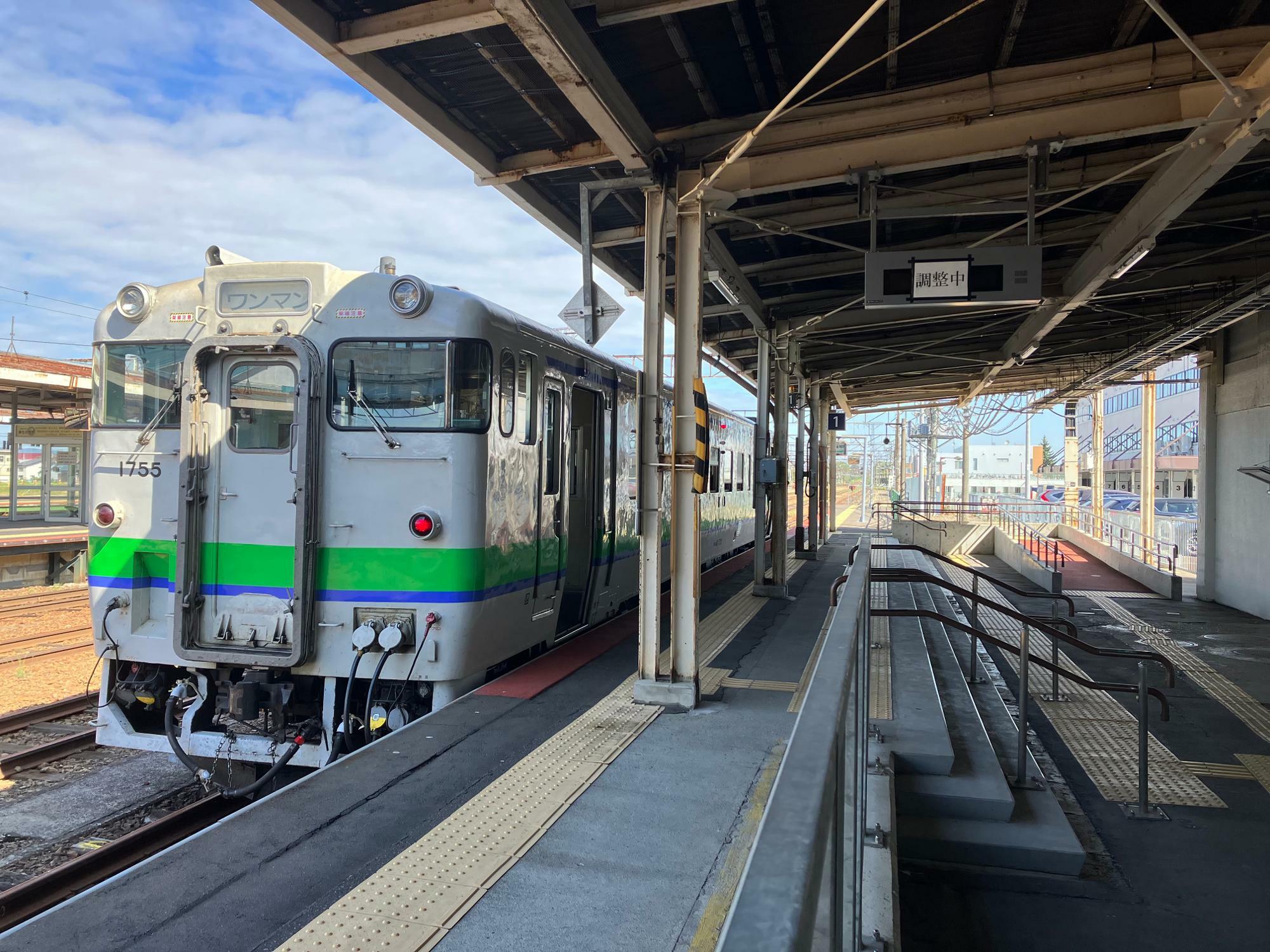 滝川駅で発車を待つ富良野行キハ40形普通列車（筆者撮影）