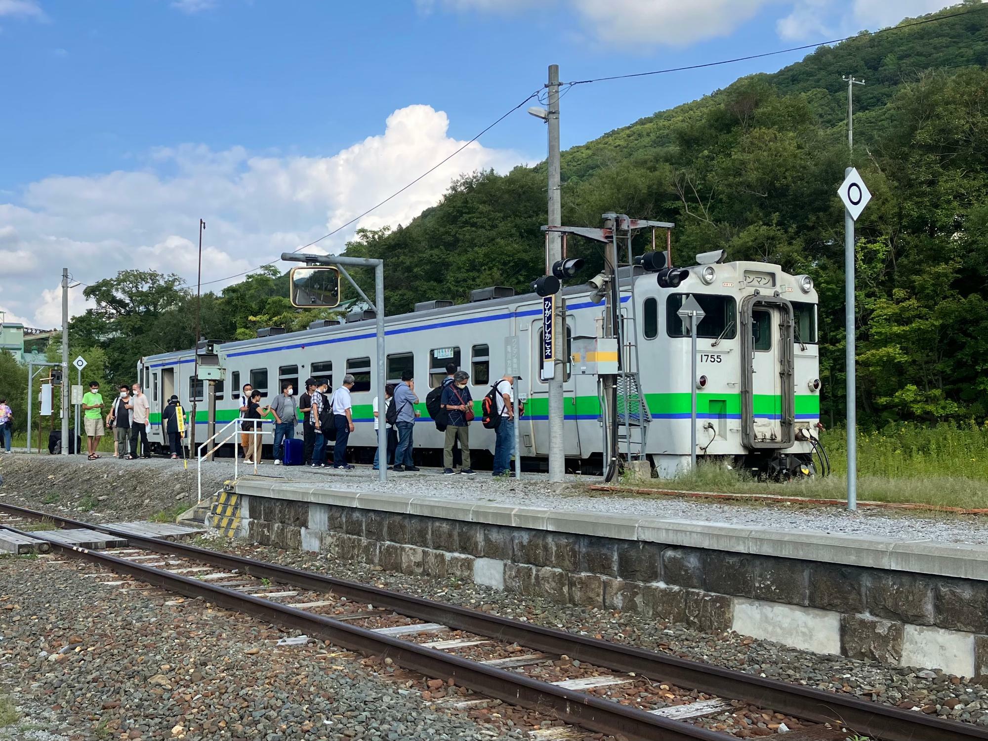 東鹿越駅に到着した普通列車（筆者撮影）