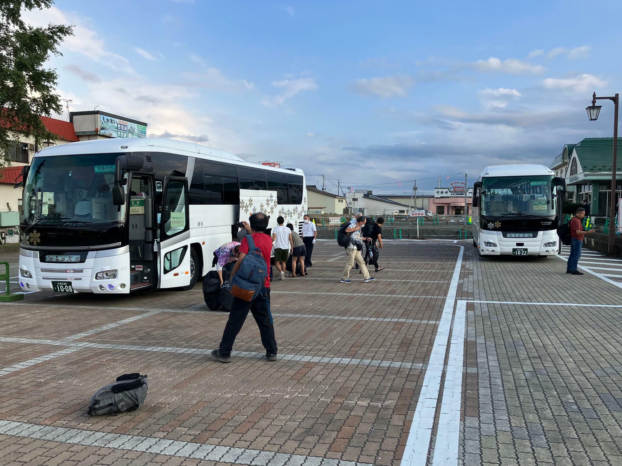 新得駅前で並んだ列車代行バス（筆者撮影）