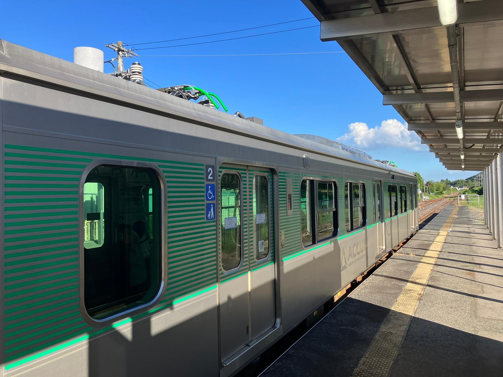 烏山線内はパンタグラフを畳んで走行。大金駅にて（筆者撮影）