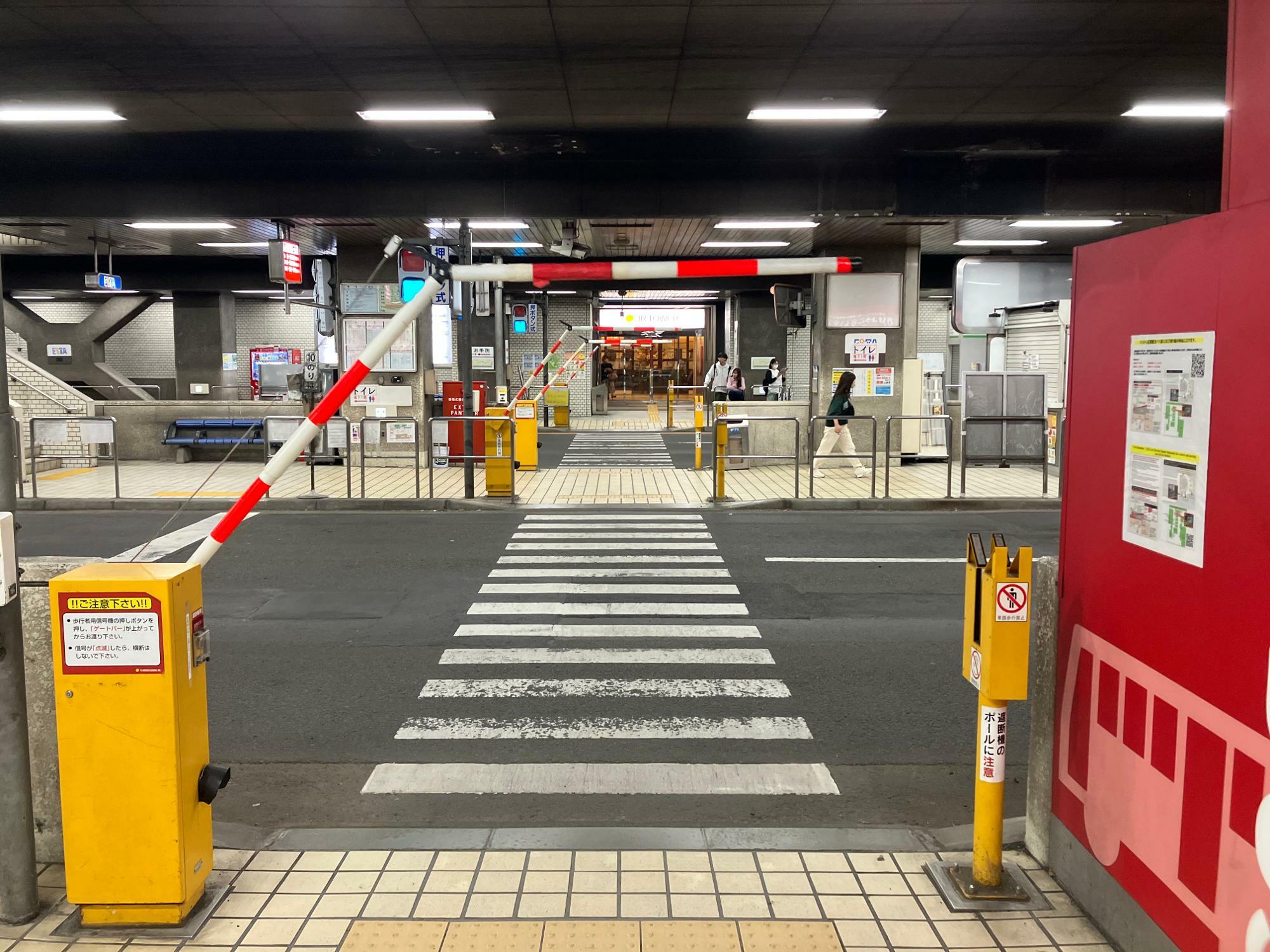 札幌駅バスターミナルの特徴だった遮断機付き横断歩道（筆者撮影）