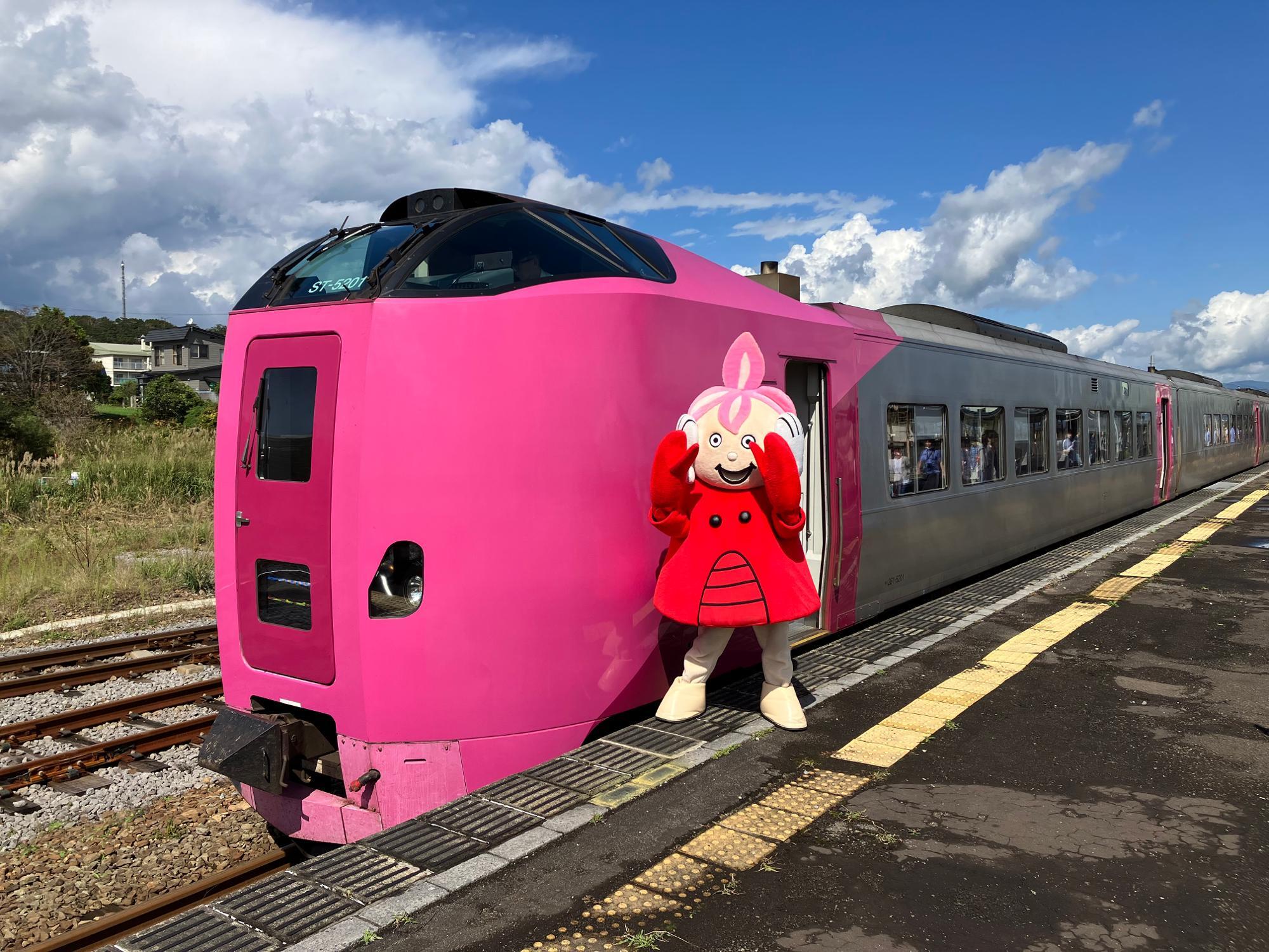 長万部駅では、まんべくんがおもてなし（筆者撮影）