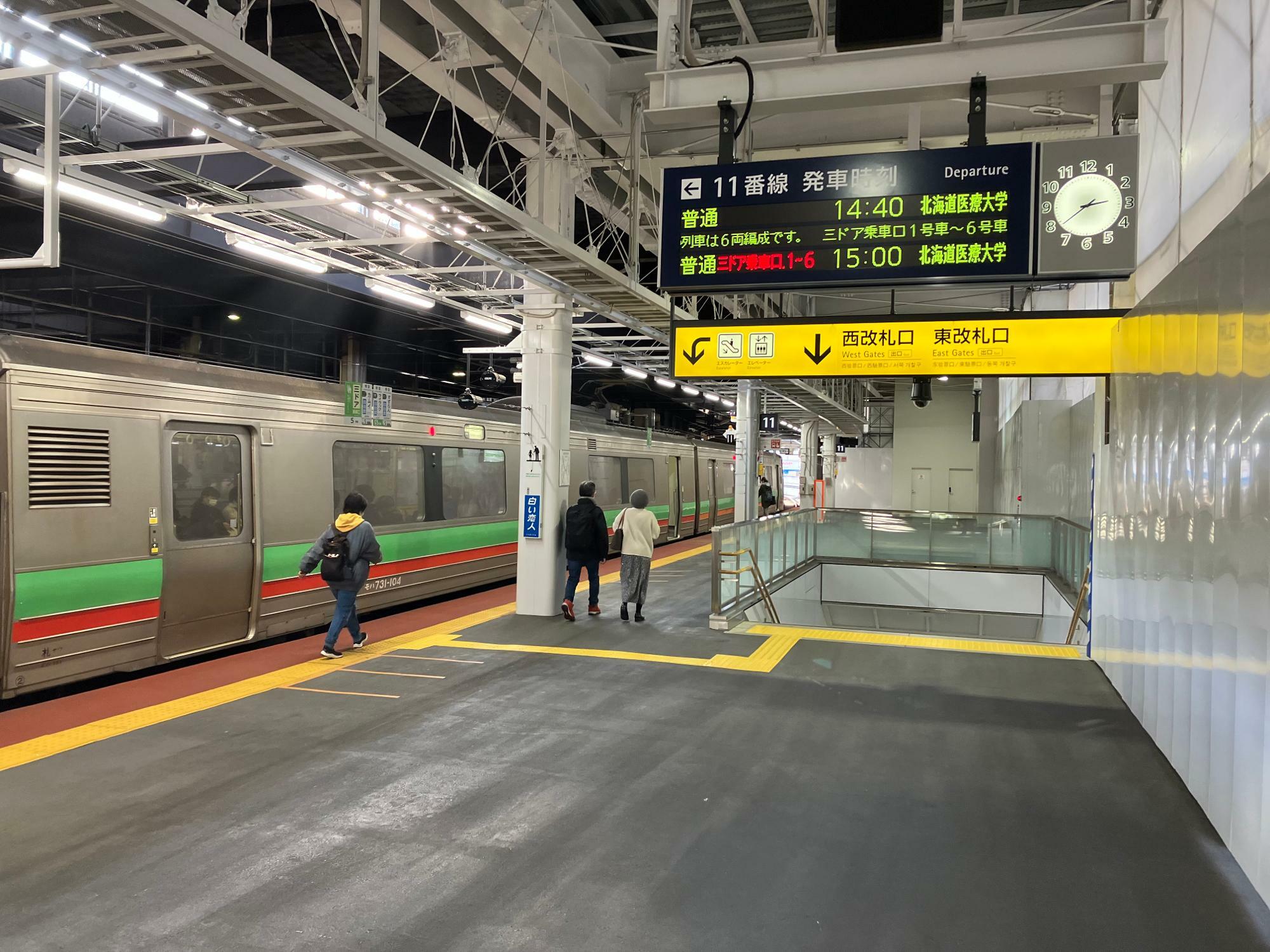 札幌駅11番のりばで発車を待つ北海道医療大学行（筆者撮影）