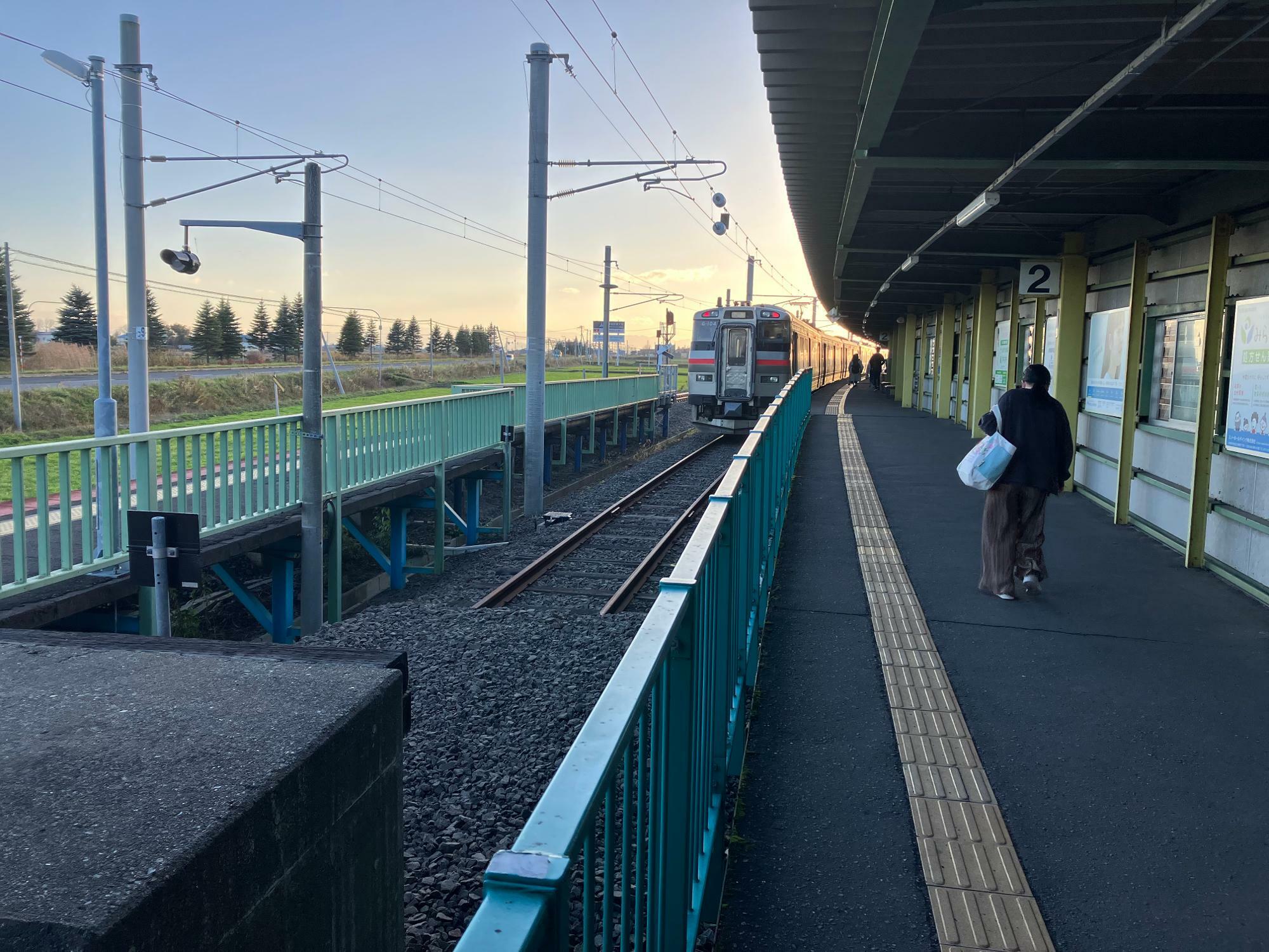 北海道医療大学駅に到着した列車（筆者撮影）