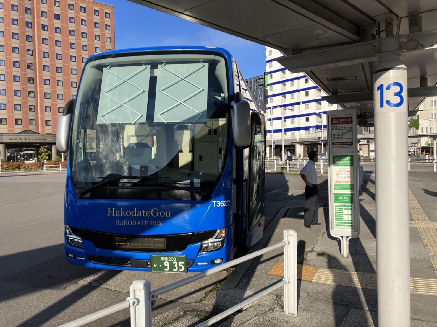 函館駅前のバスのりばで発車を待つ高速はこだて号（筆者撮影）