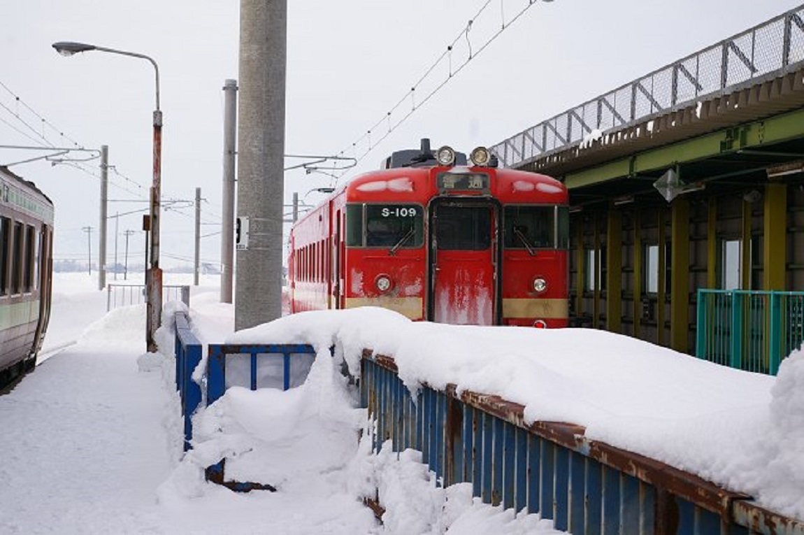 北海道医療大学駅で折り返しを待つ711系電車。2013年(平成25年)1月22日撮影（写真：こしがやJoh@koshigayajoh）