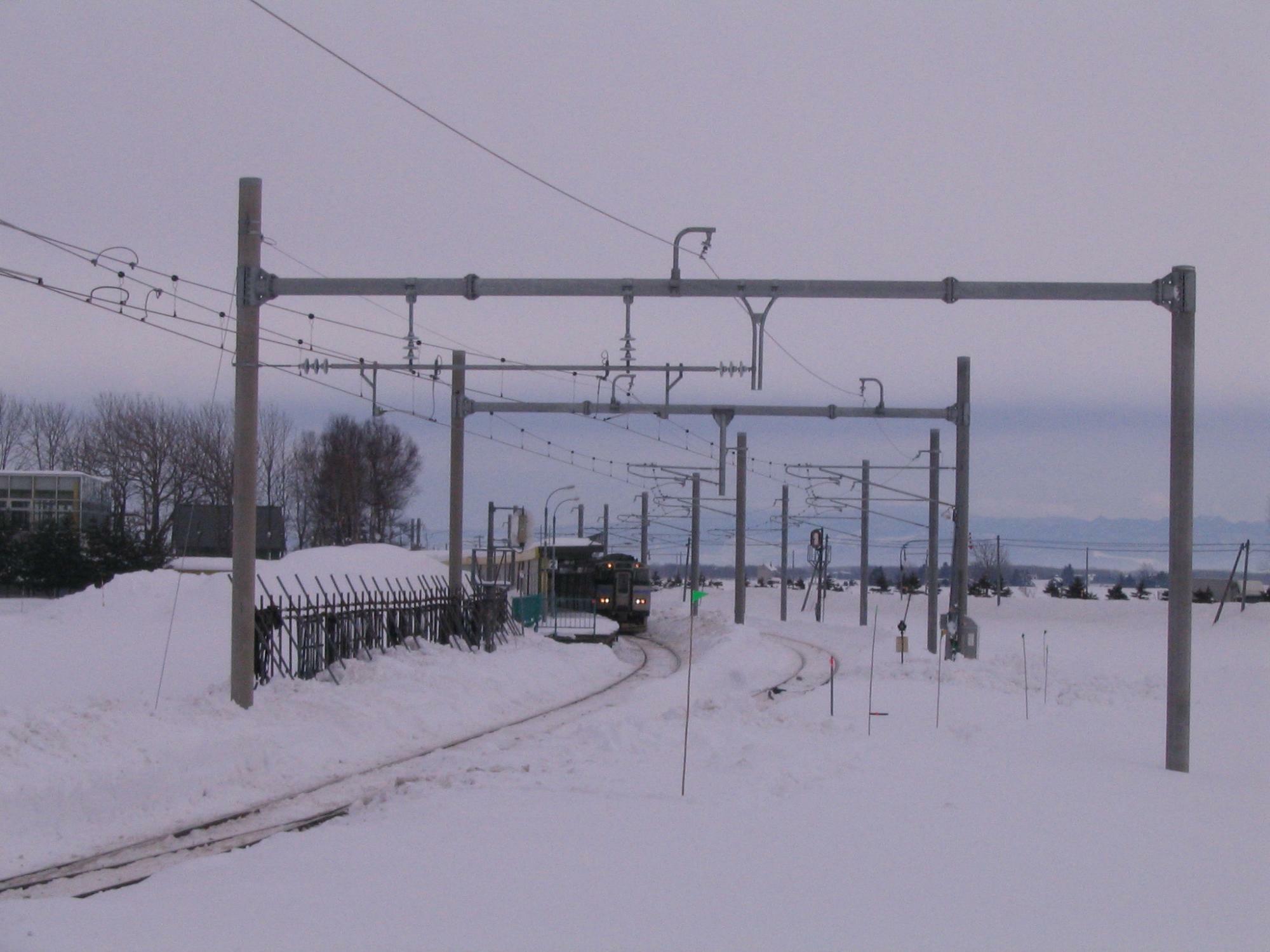 駅周辺は大学と駅以外には広大な雪原が広がるのみ（筆者撮影）
