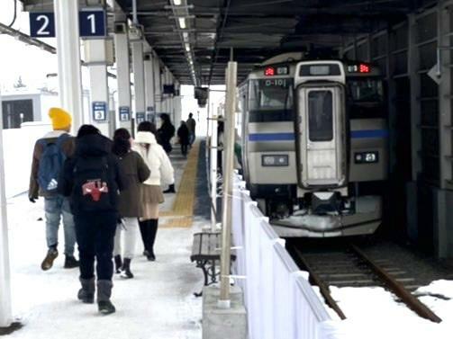 倶知安駅1番のりばに停車していたのは2両編成のH100形ではなく3両編成のキハ201系だった（筆者撮影）