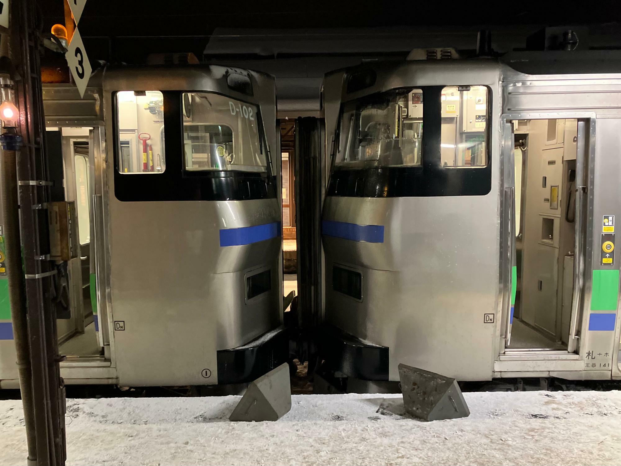 小樽駅で後ろ3両が切り離される（筆者撮影）