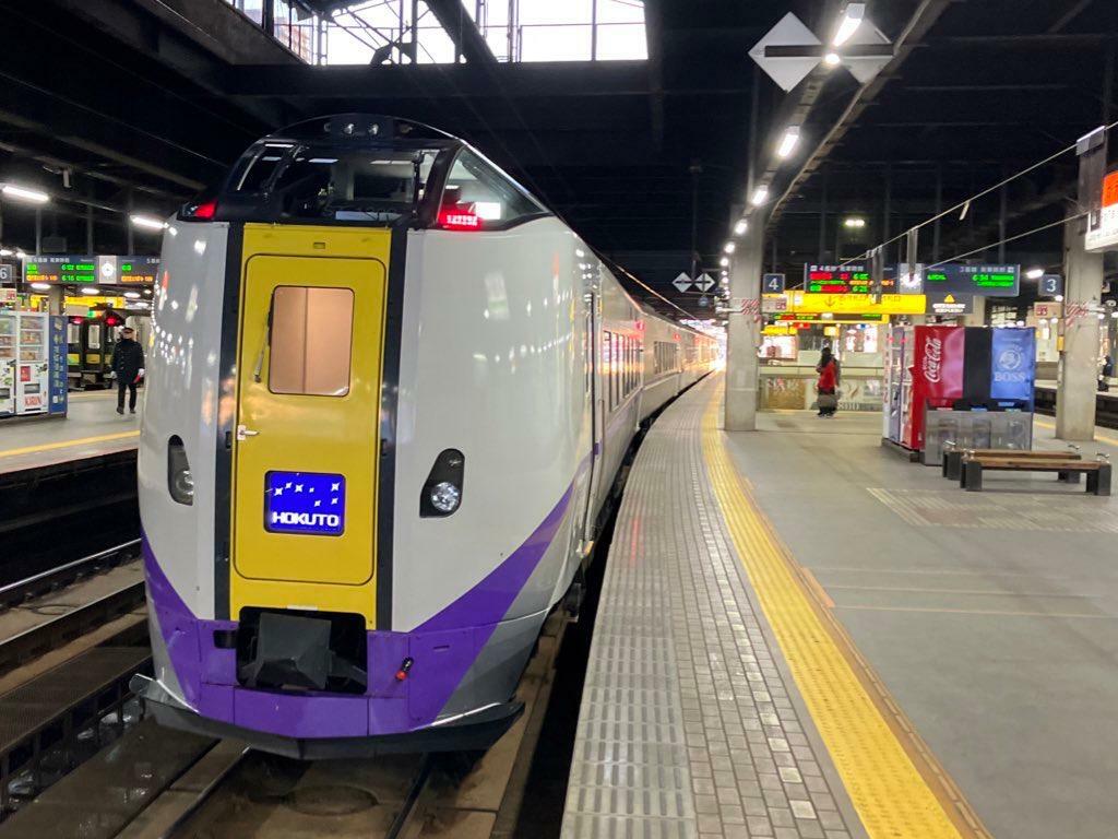 札幌駅で発車を待つ特急北斗2号（筆者撮影）