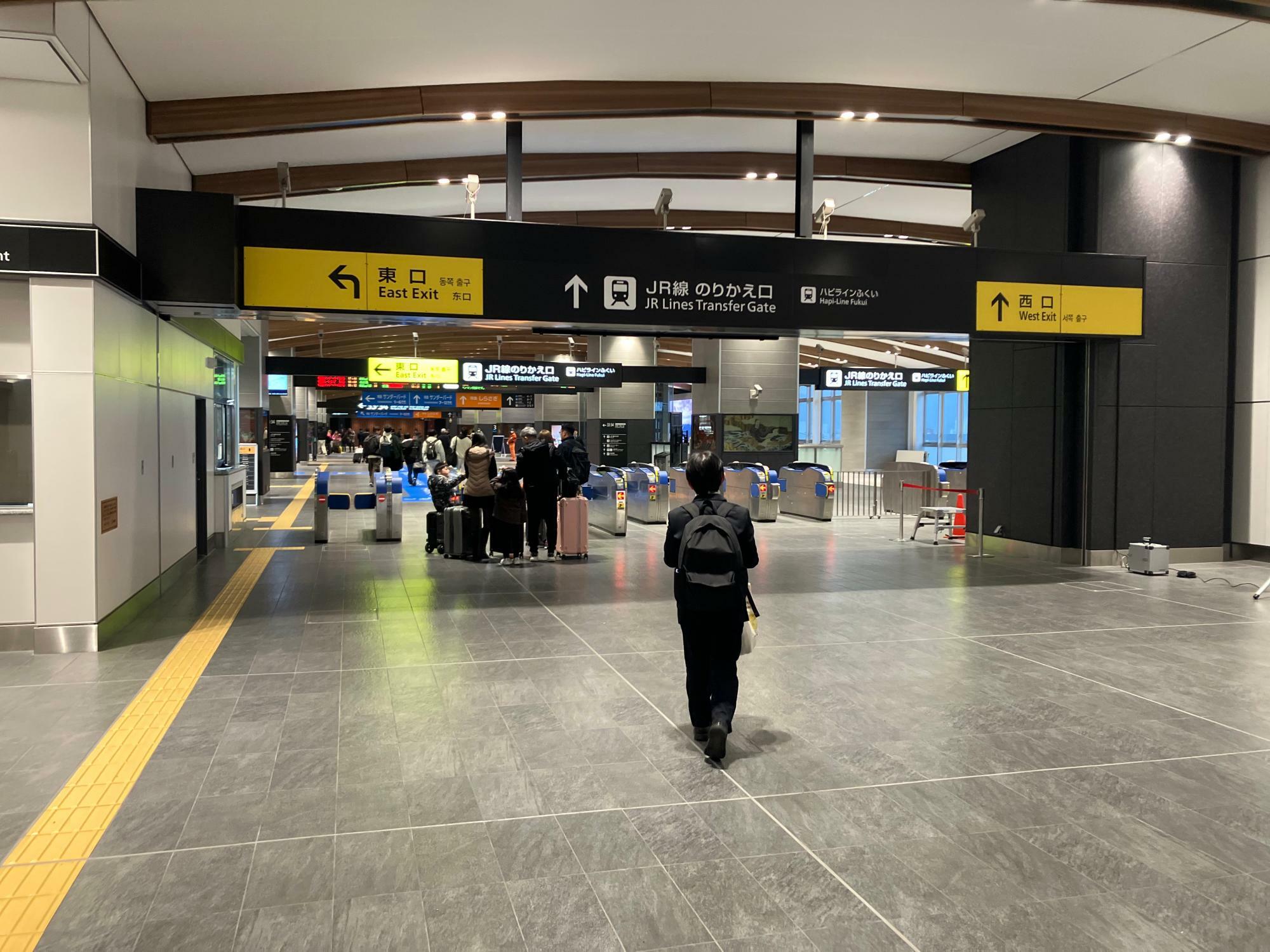 敦賀駅の乗り換え改札口はスムーズに通過できた（筆者撮影）