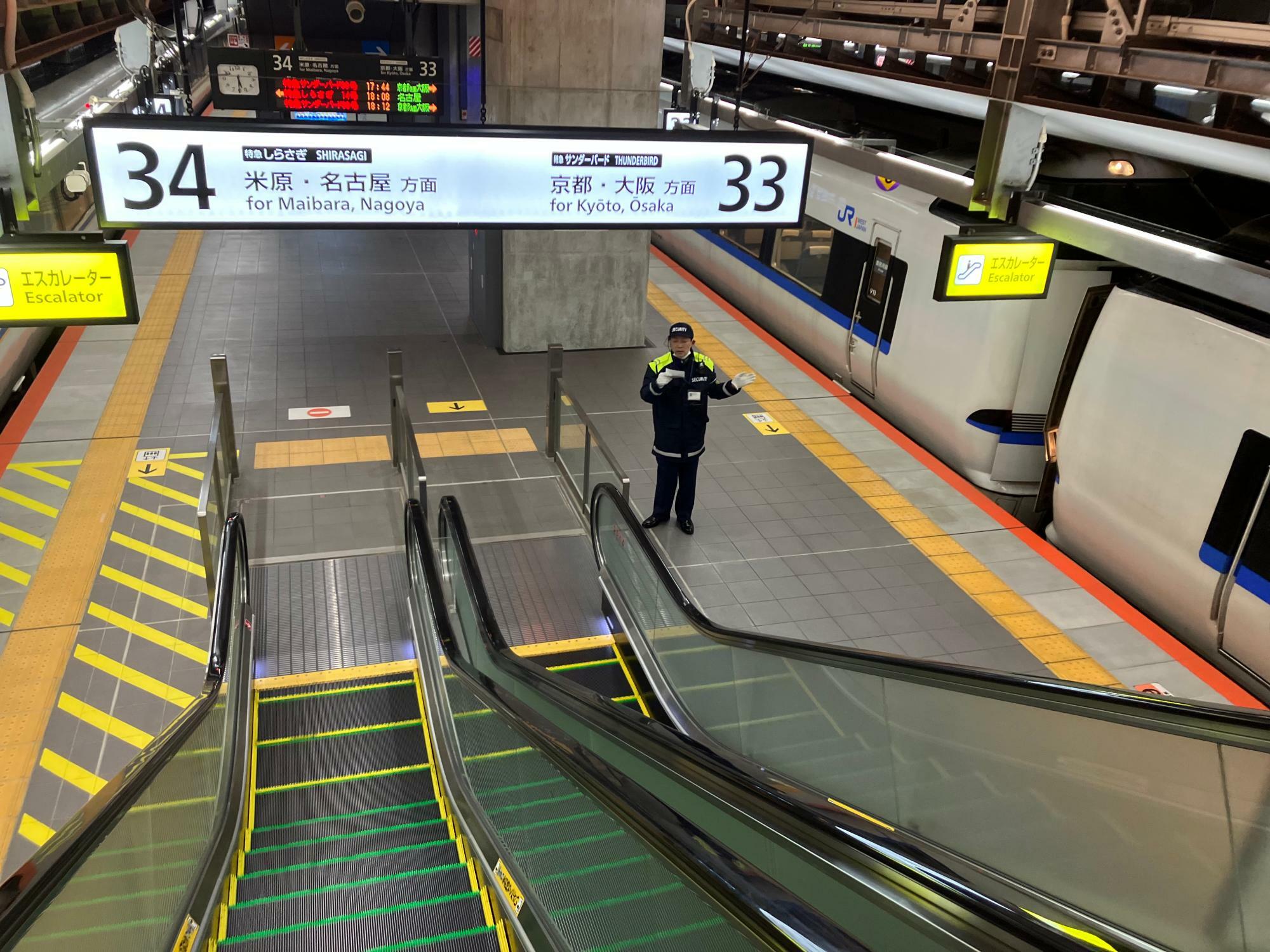 敦賀駅は新幹線ホームの真下に在来線特急が発着する（筆者撮影）