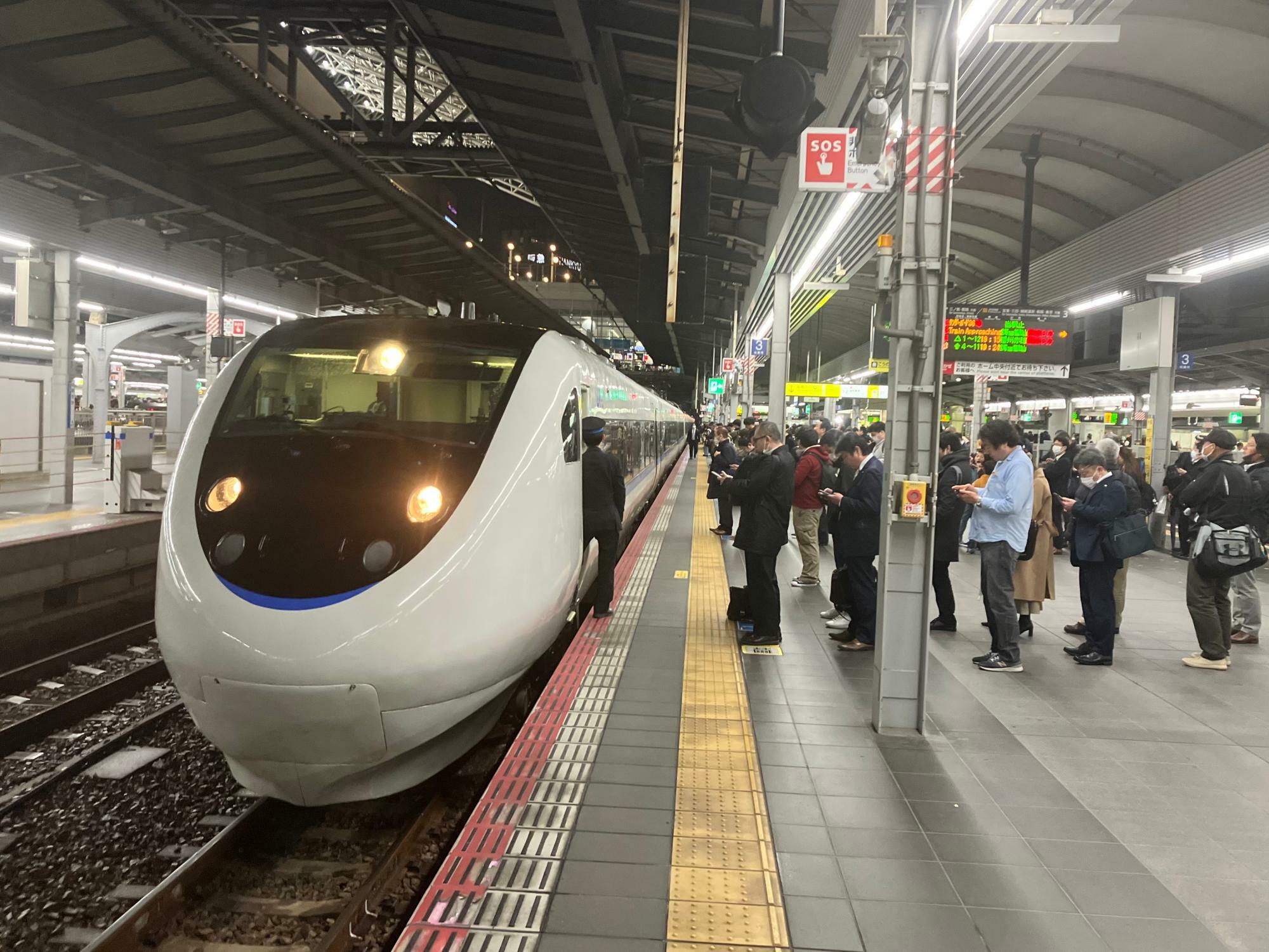 大阪駅に到着した特急サンダーバード36号（筆者撮影）