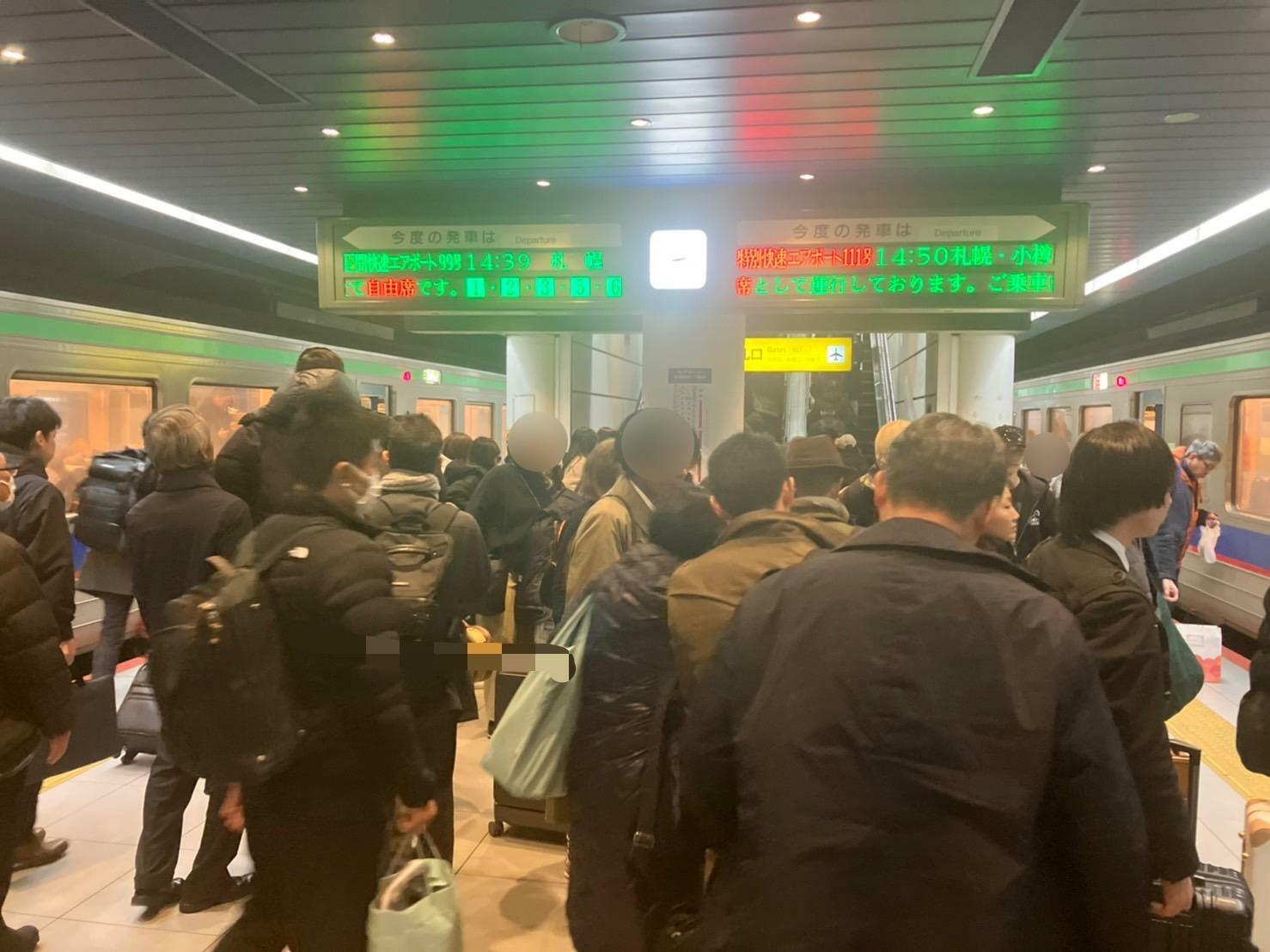 新千歳空港駅では大勢の乗客が下車（筆者撮影）