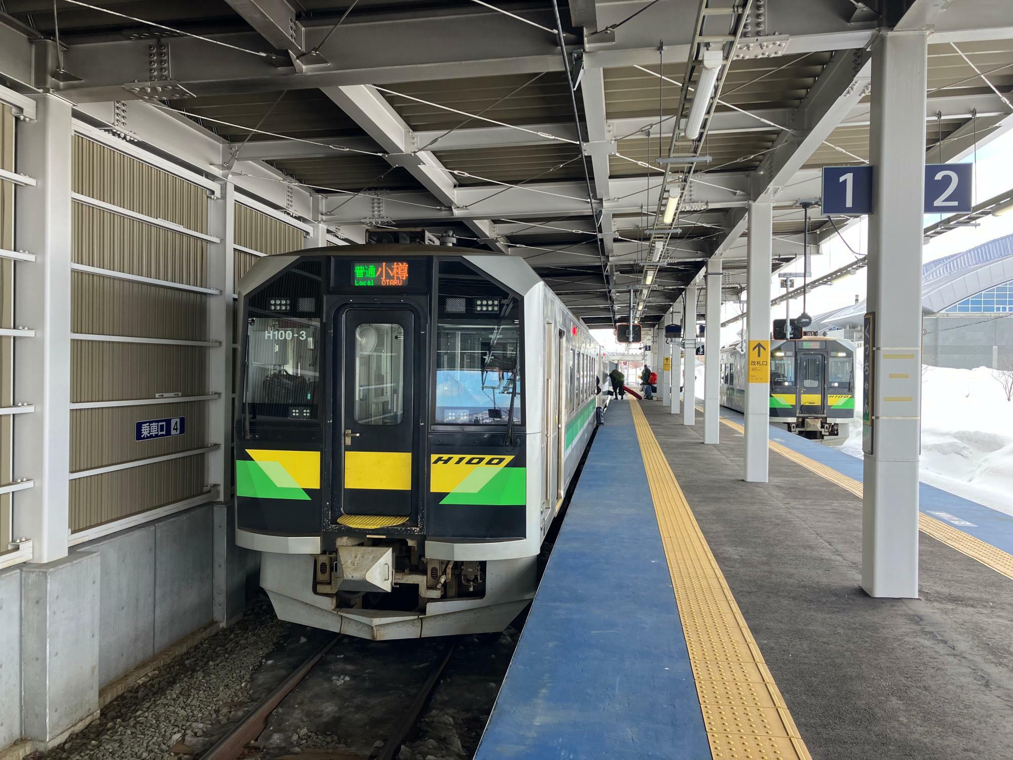 蘭越からの接続列車を受けて発車を待つ小樽行（筆者撮影）