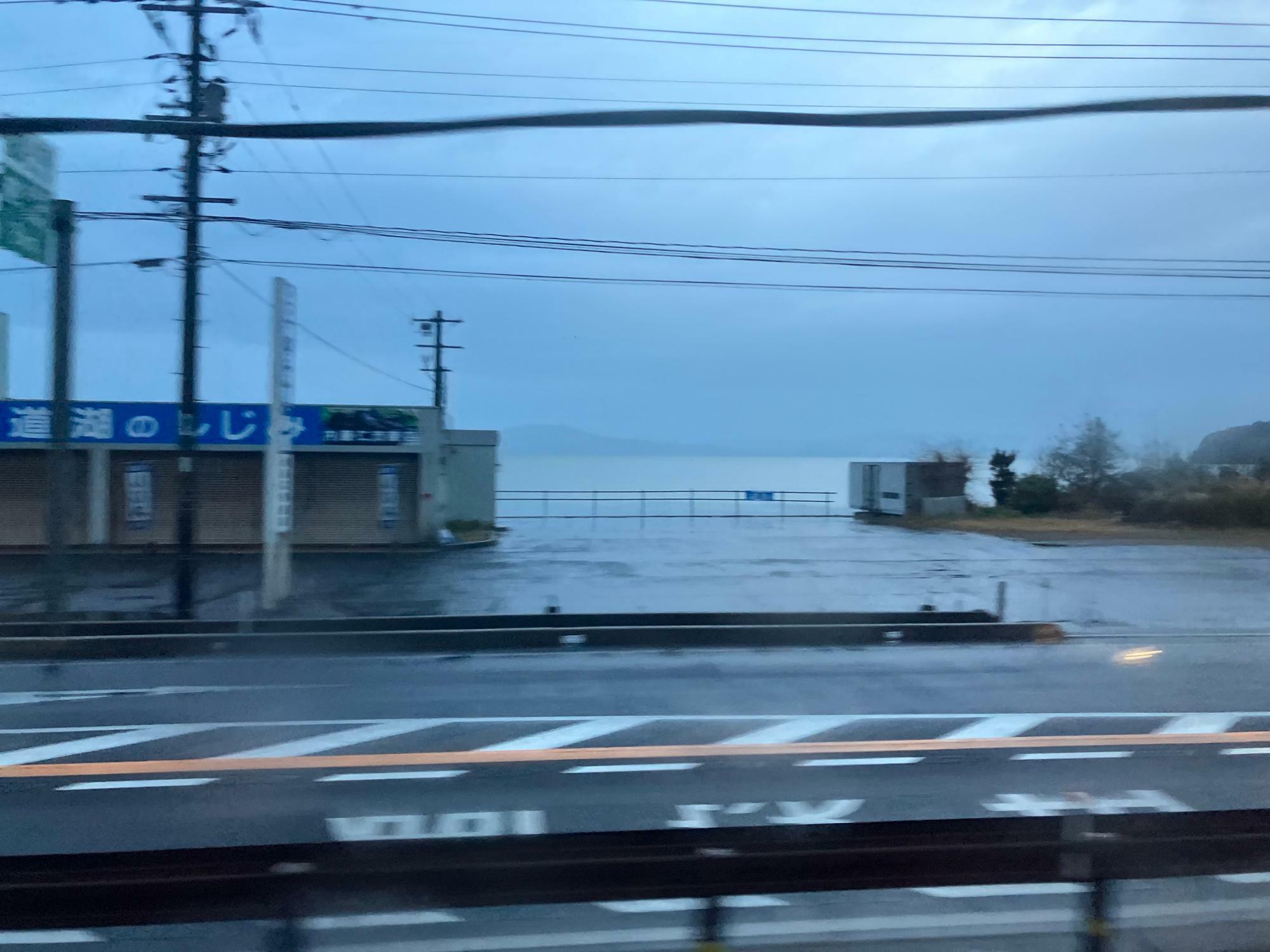 宍道ー松江間は宍道湖に近い場所を走る（筆者撮影）