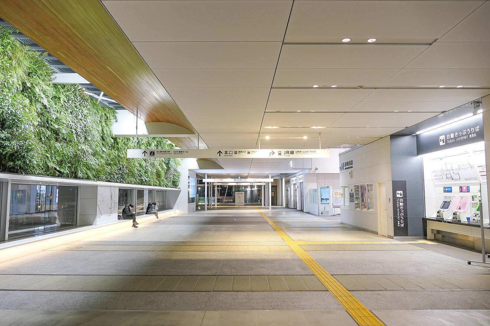 新山口駅の南北自由通路（写真：MaedaAkihiko CC BY-SA 4.0）