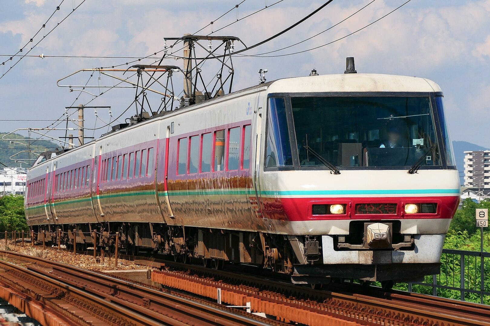 パノラマグリーン車連結タイプのゆったりやくも編成（写真：MaedaAkihiko CC BY-SA 4.0）