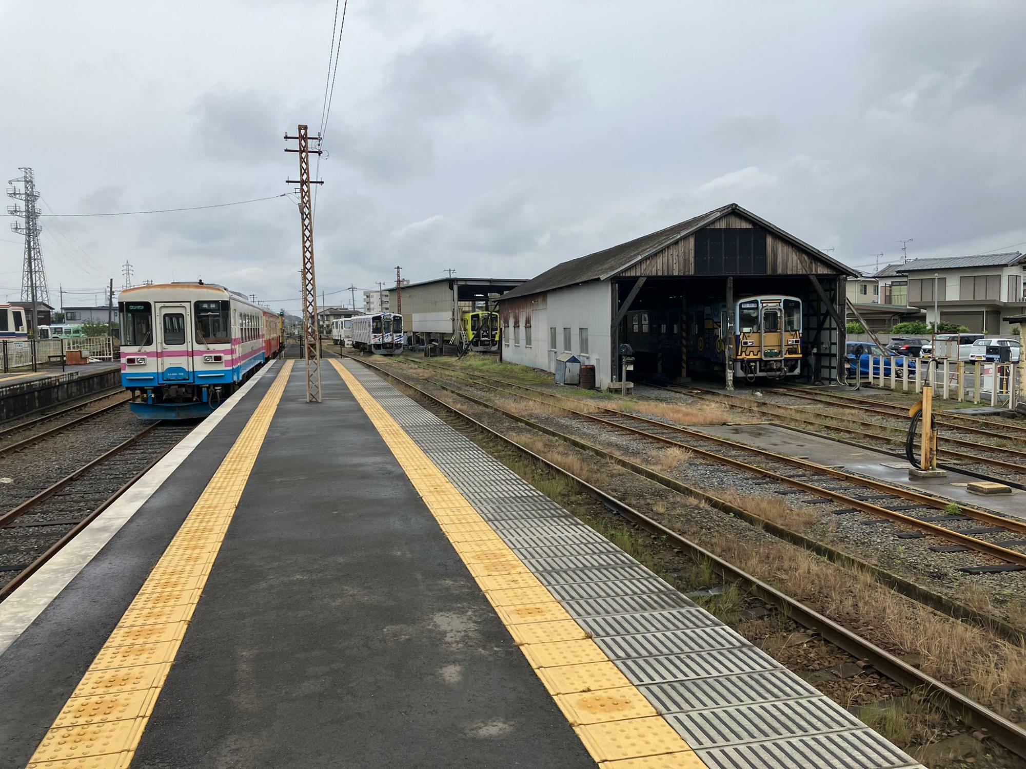 那珂湊駅構内。左の車両がミキ300形。その後ろにはキハ205形も（筆者撮影）