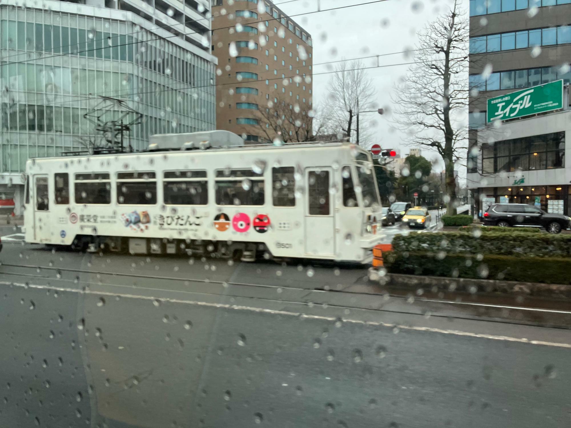 岡山市中心部では路面電車と並走（筆者撮影）