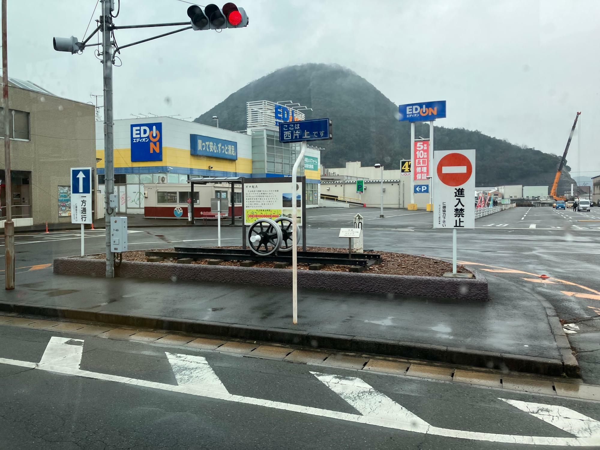 旧片上駅のロータリーがそのままバスのりばに転用されている（筆者撮影）