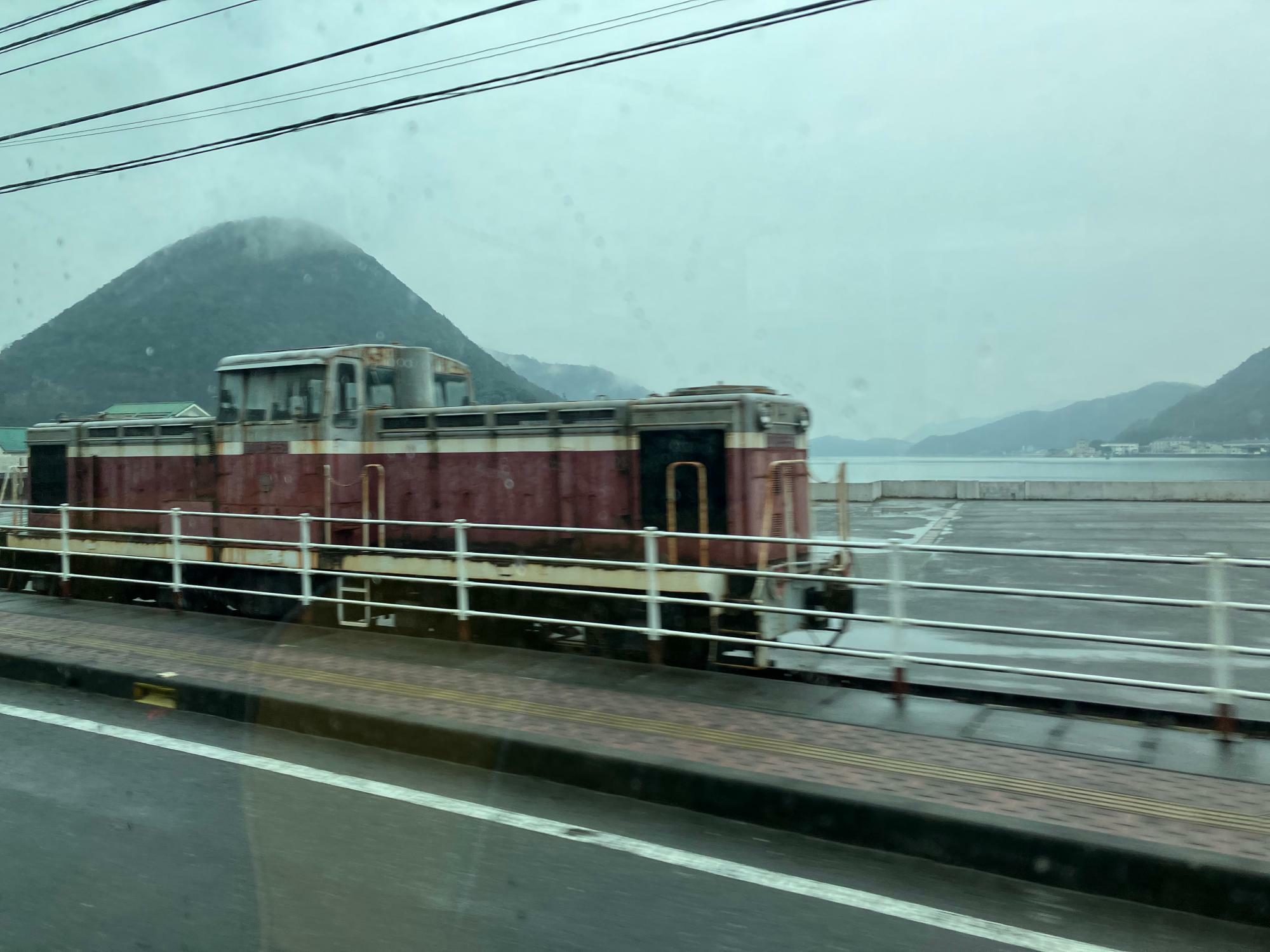 終点の片上が近づくと車窓から静態保存された片上鉄道のディーゼル機関車が見えた（筆者撮影）