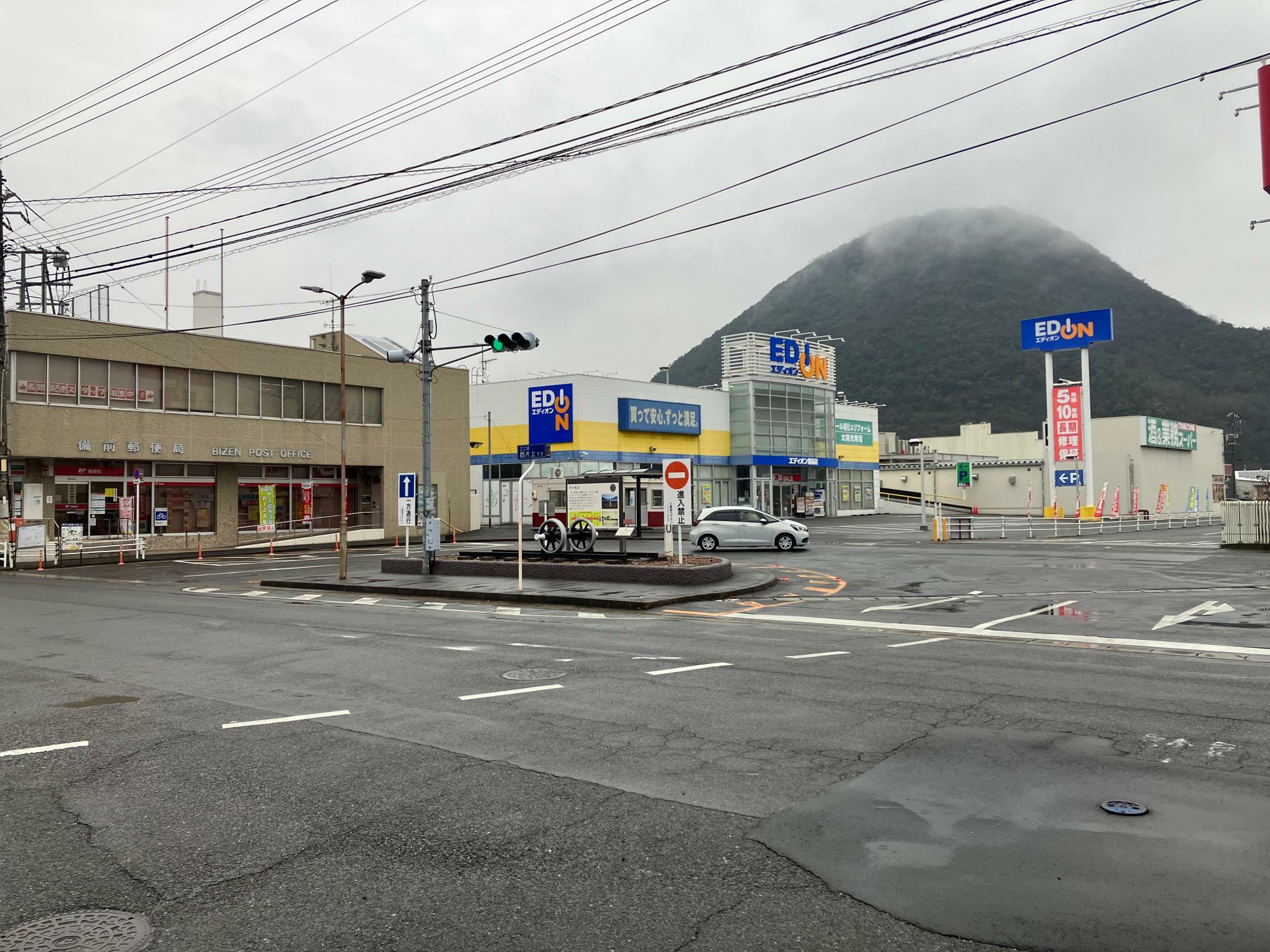 旧片上駅の駅前ロータリーは路線バスの転回所として使われているようだった（筆者撮影）